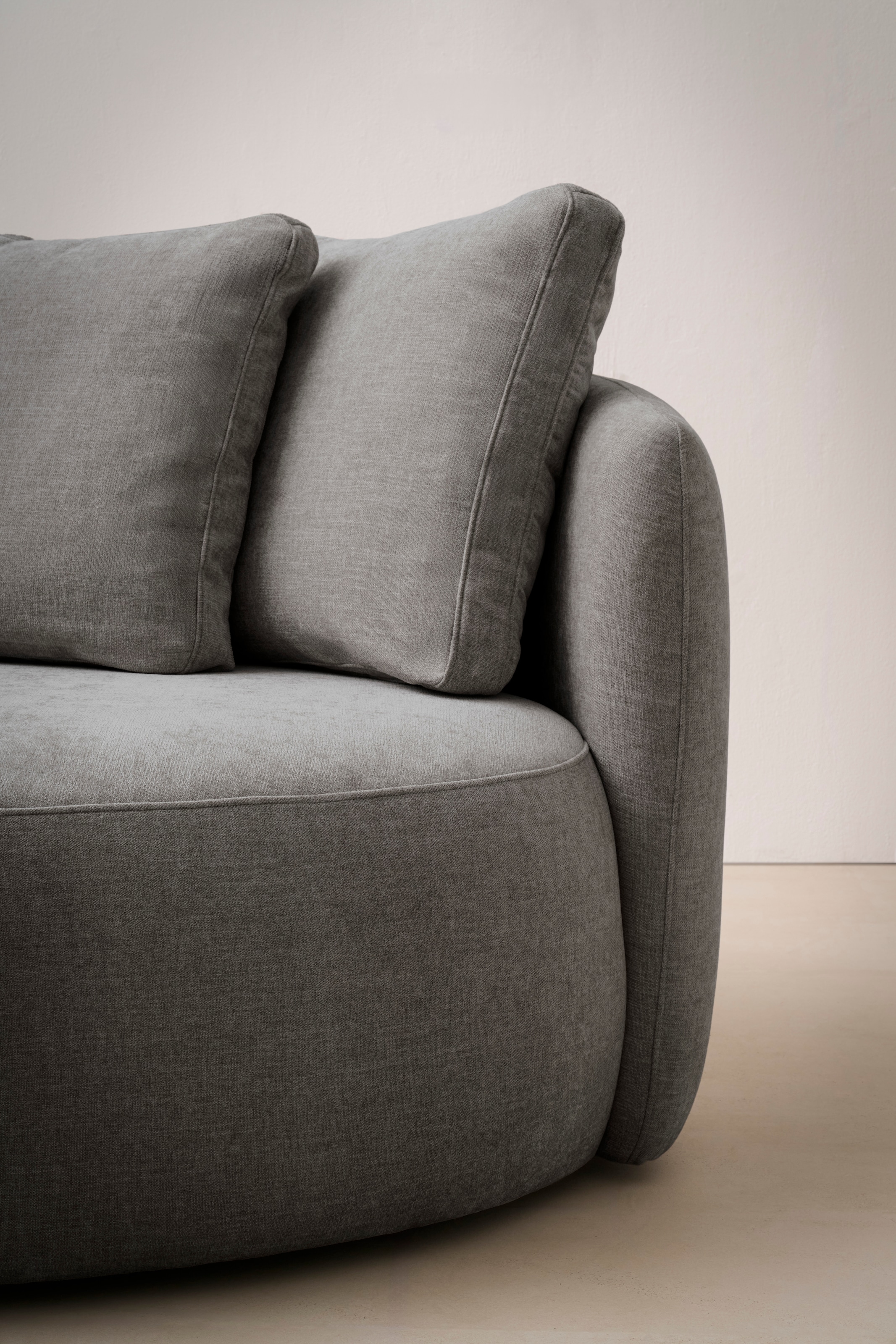 OTTO home 2,5-Sitzer »Kaarl, rundes Loungesofa, Sofa mit Kissen, perfekt gepolstert« Webstoff, in fünf Farben, zeitloses Design, inkl. 5 Rückenkissen