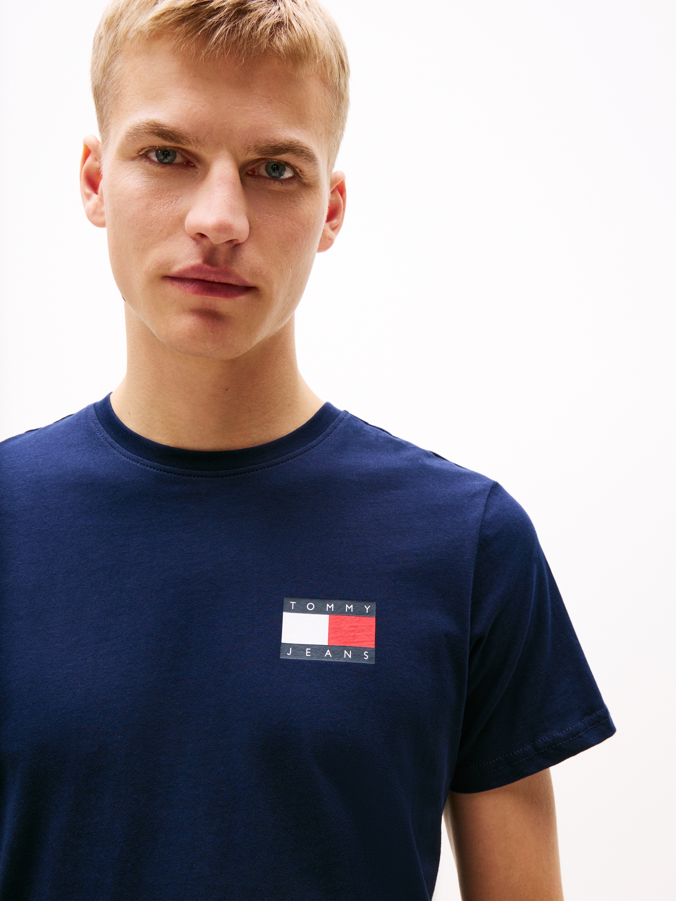 Tommy Jeans T-Shirt »TJM SLIM ESSENTIAL FLAG TEE EXT«, Mit Rundhalsausschnitt