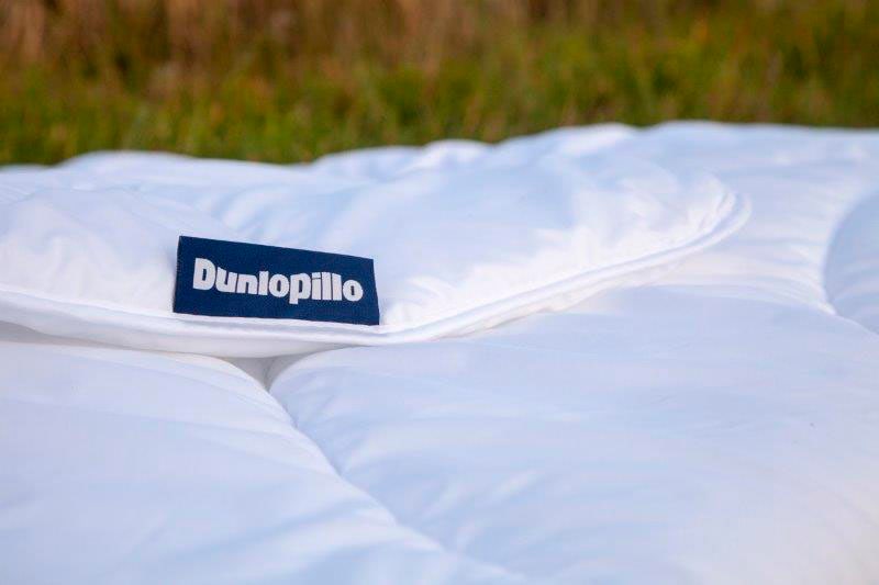 Dunlopillo Microfaserbettdecke »Bettdecke "Home", Qualitäts Bettdecke von Dunlopillo. Microfaserbettdecke«, warm, Füllung Polyester, Bezug Polyester, (1 St.), Kuschlig weiche Bettdecke