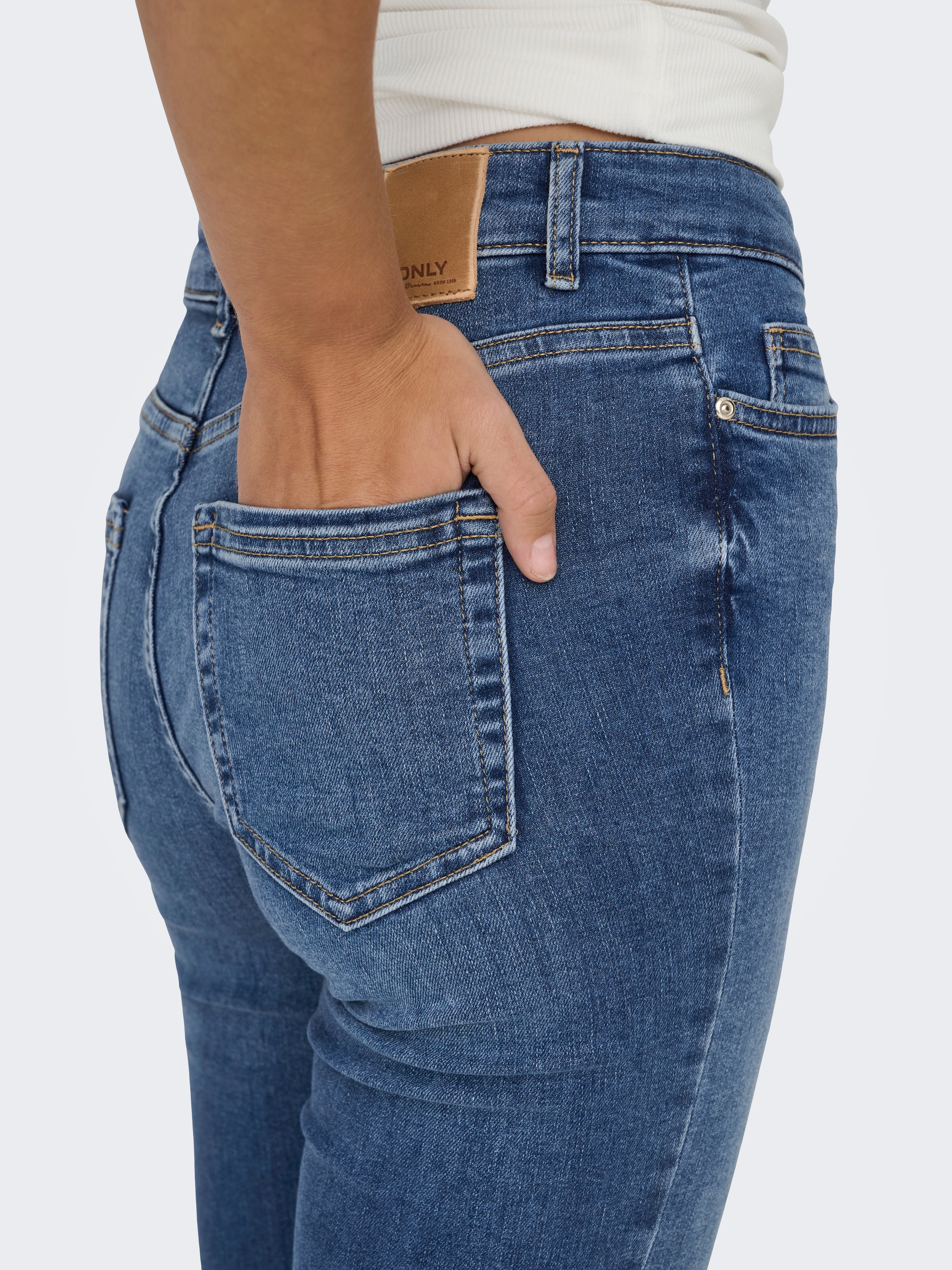 ONLY Bootcut-Jeans »ONLBLUSH – Bootcut-Jeans mit Mid Waist für bequeme Silhouette«, Abriebeffekte, modisch, bootcut fit, Eingrifftaschen, unifarben