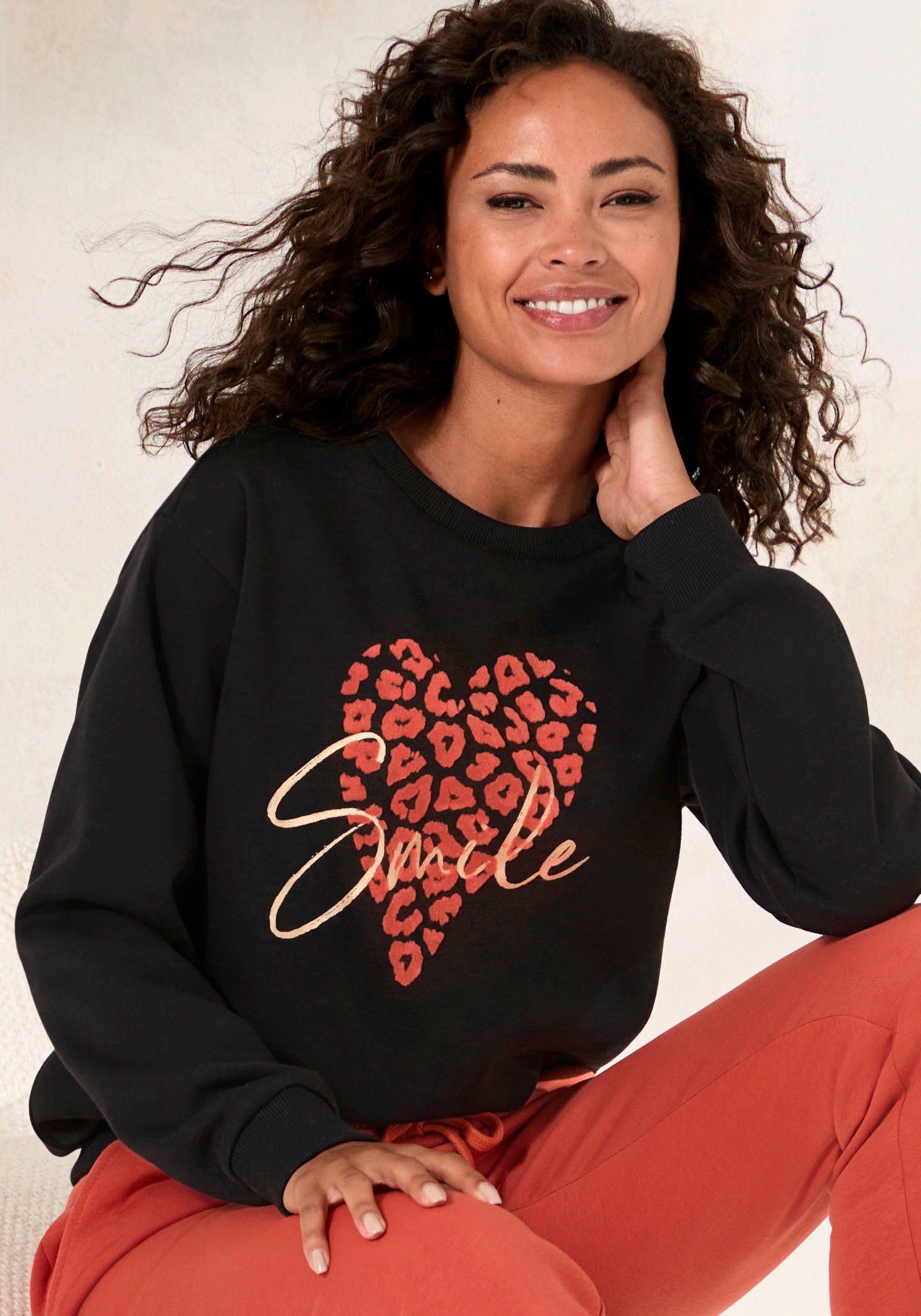 LASCANA Sweatshirt, mit Herz-Leo-Druck, Loungewear