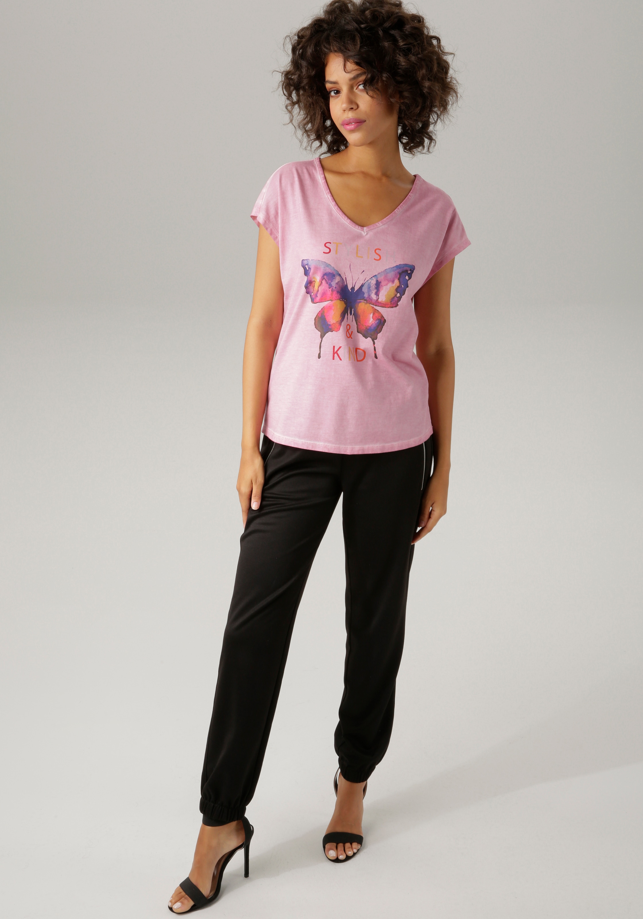 T-Shirt, CASUAL mit Schriftzug und OTTOversand bei batikfarbigem Aniston Schmetterling