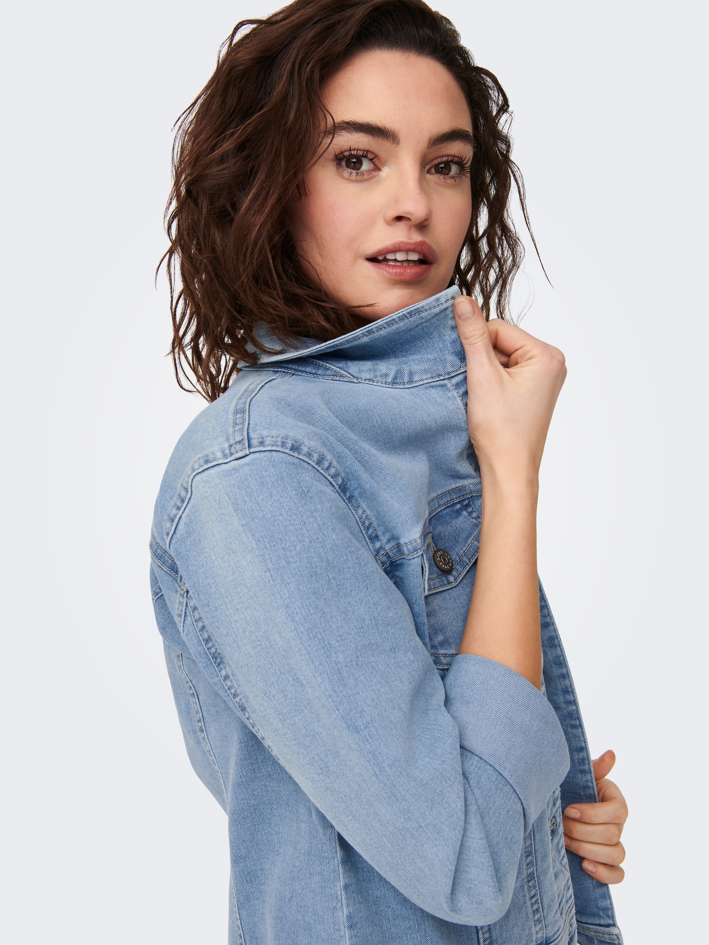 ONLY Jeansjacke »ONLWONDER – Jeansjacke mit Teilungsnähten und Stretch« sehr figurbetont, casual, Denim, Baumwollmischung, Brusttaschen