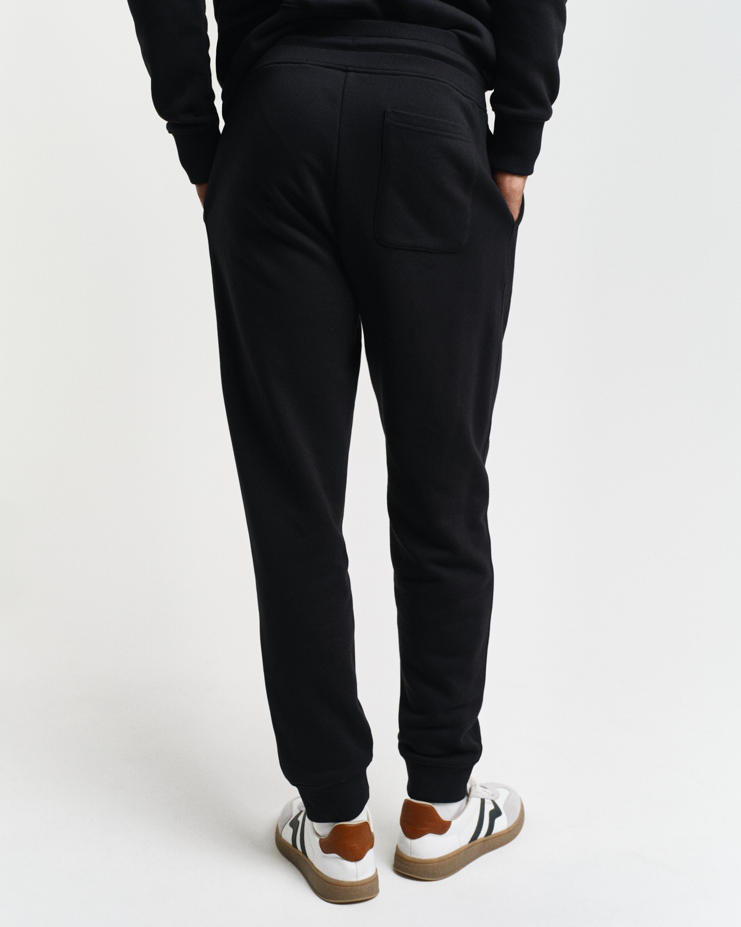 Gant Sweathose »REG SHIELD SWEATPANTS«, mit Logostickerei unterhalb des Bunds