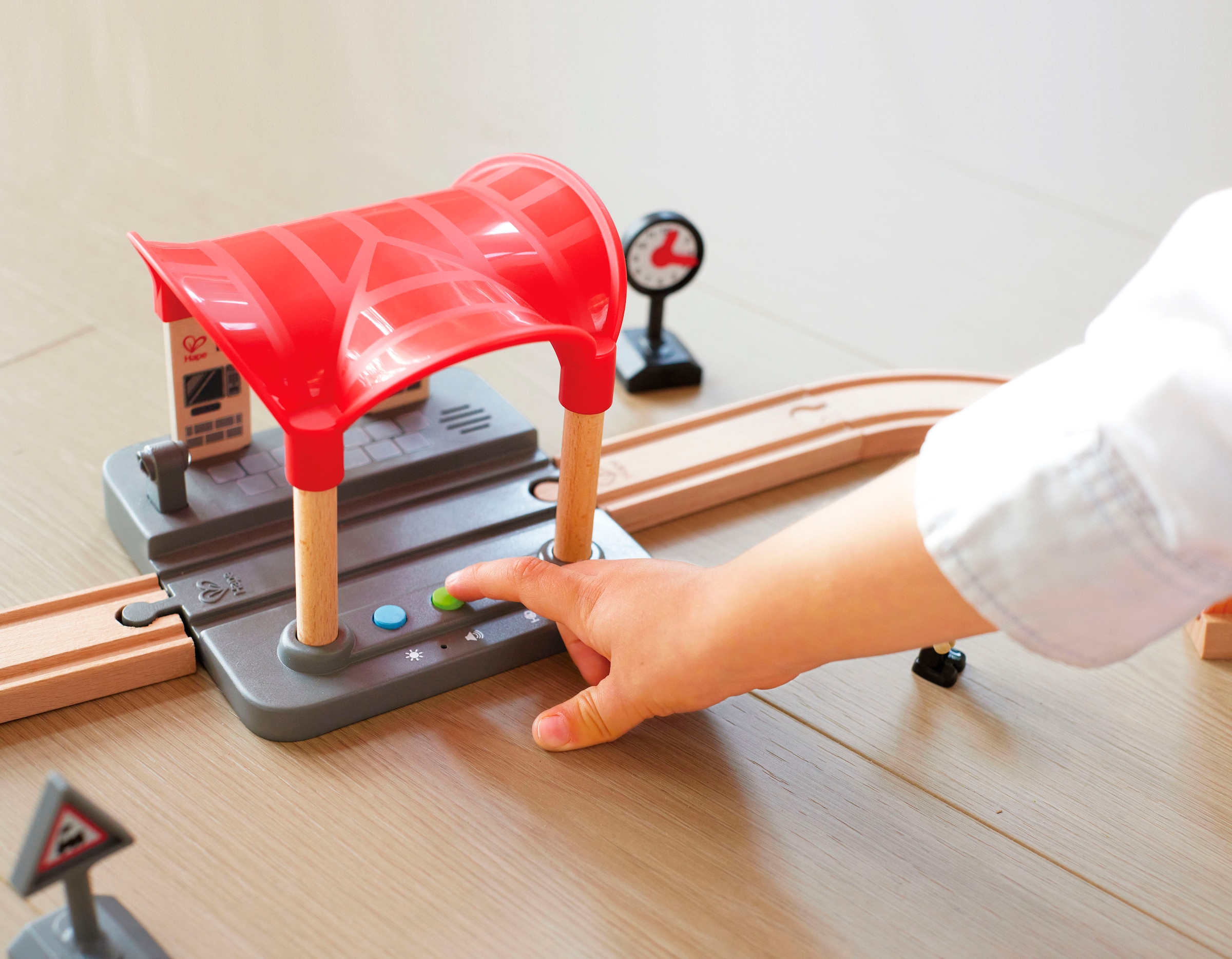 Hape Spielzeugeisenbahn-Gebäude »Bahnhof mit Durchsagefunktion« mit Soundeffekt