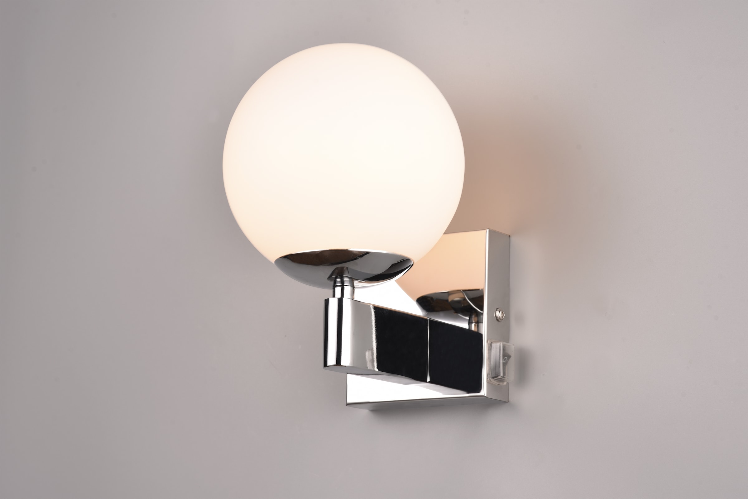 TRIO Leuchten Wandleuchte »KULA, Badezimmer Wandlampe, exkl. 1x E14 max 10W, mit Schalter, IP44« E14 1 Stk. warmweiß - kaltweiß Badlampe, Badleuchte mit Glasschirm Ø 14cm, chromfarbig, Kippschalter