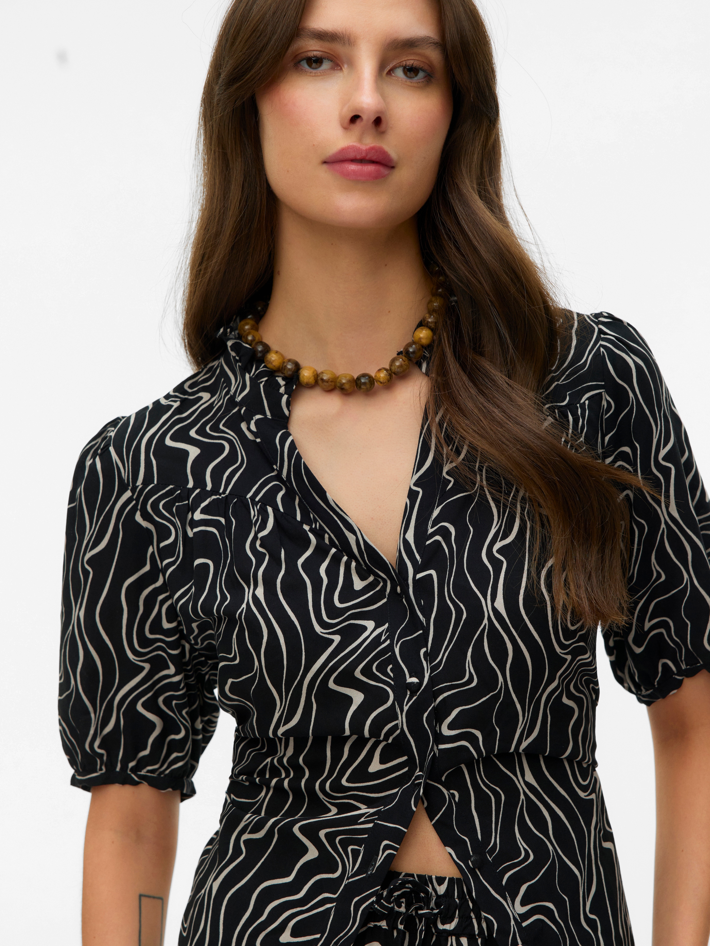Vero Moda Kurzarmbluse »VMEASY JOY 2/4 V-NECK FRILL TOP WVN« Viskose, normal geschnitten
