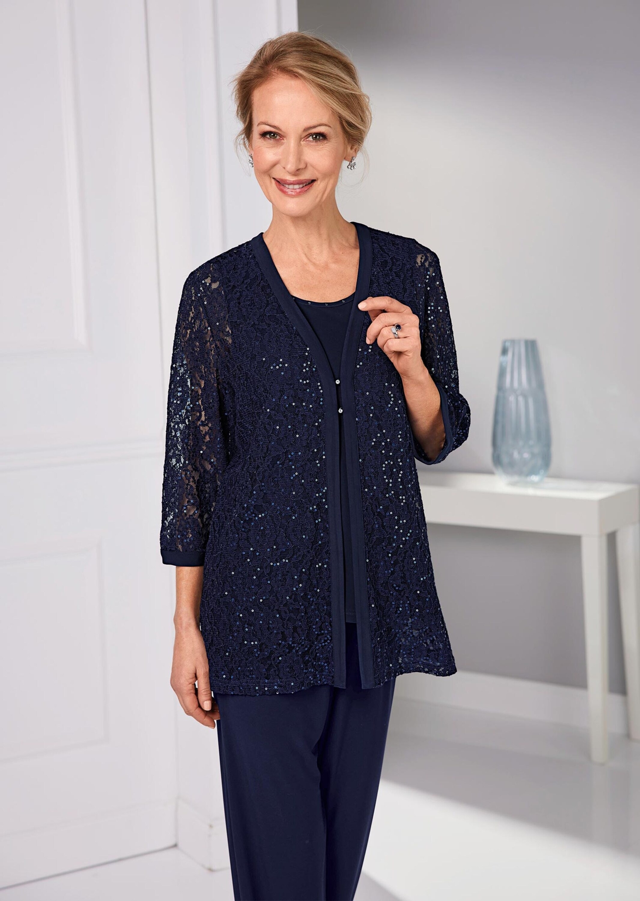 GOLDNER Jackenblazer »Kurzgröße Figurumspielendes Spitzenjäckchen mit Pailletten«