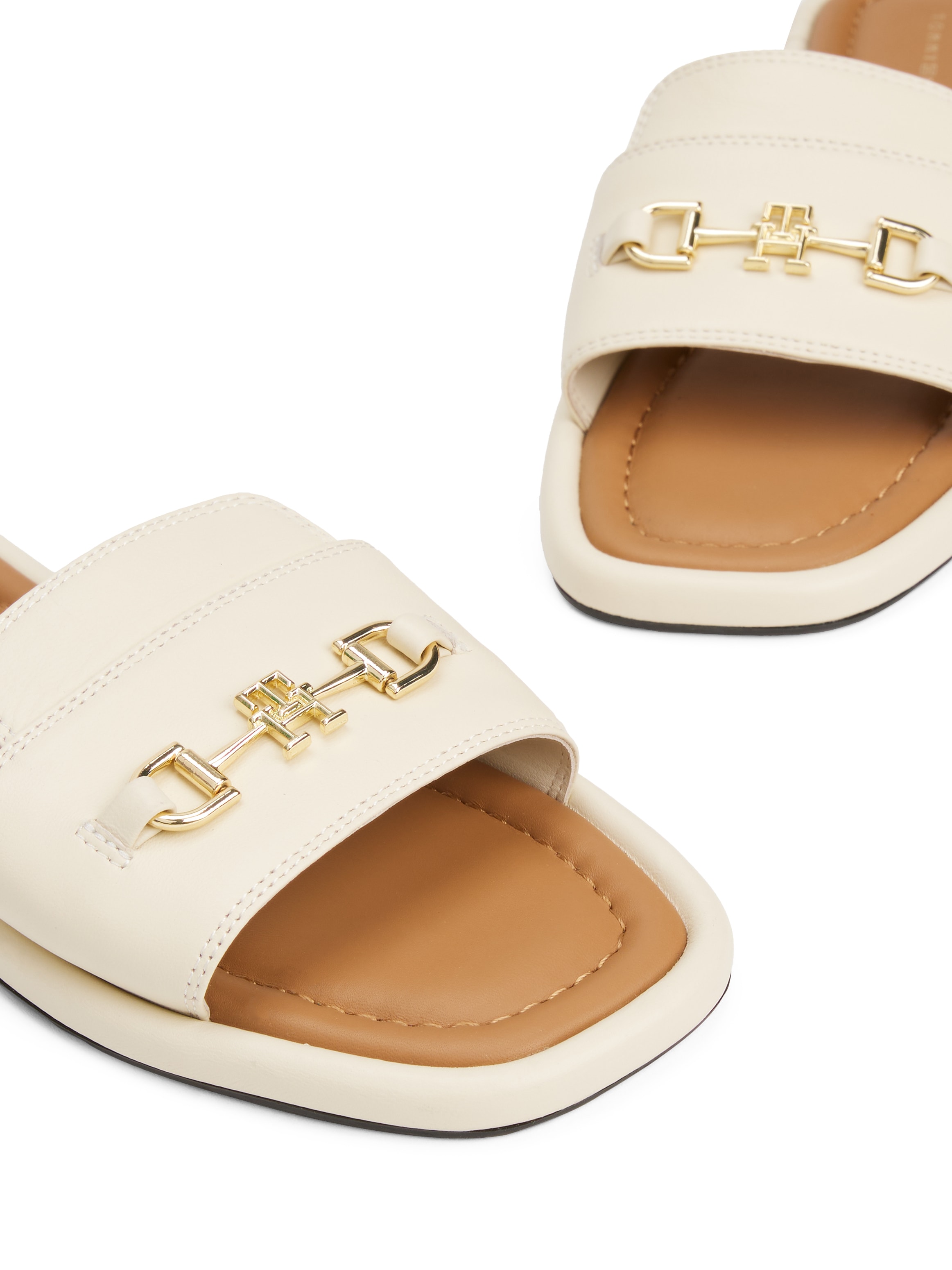 Tommy Hilfiger Pantolette »LEATHER HORSEBIT MULE«, Flats, Sommerschuh, Bequemschuh mit goldfarbener Zierspange
