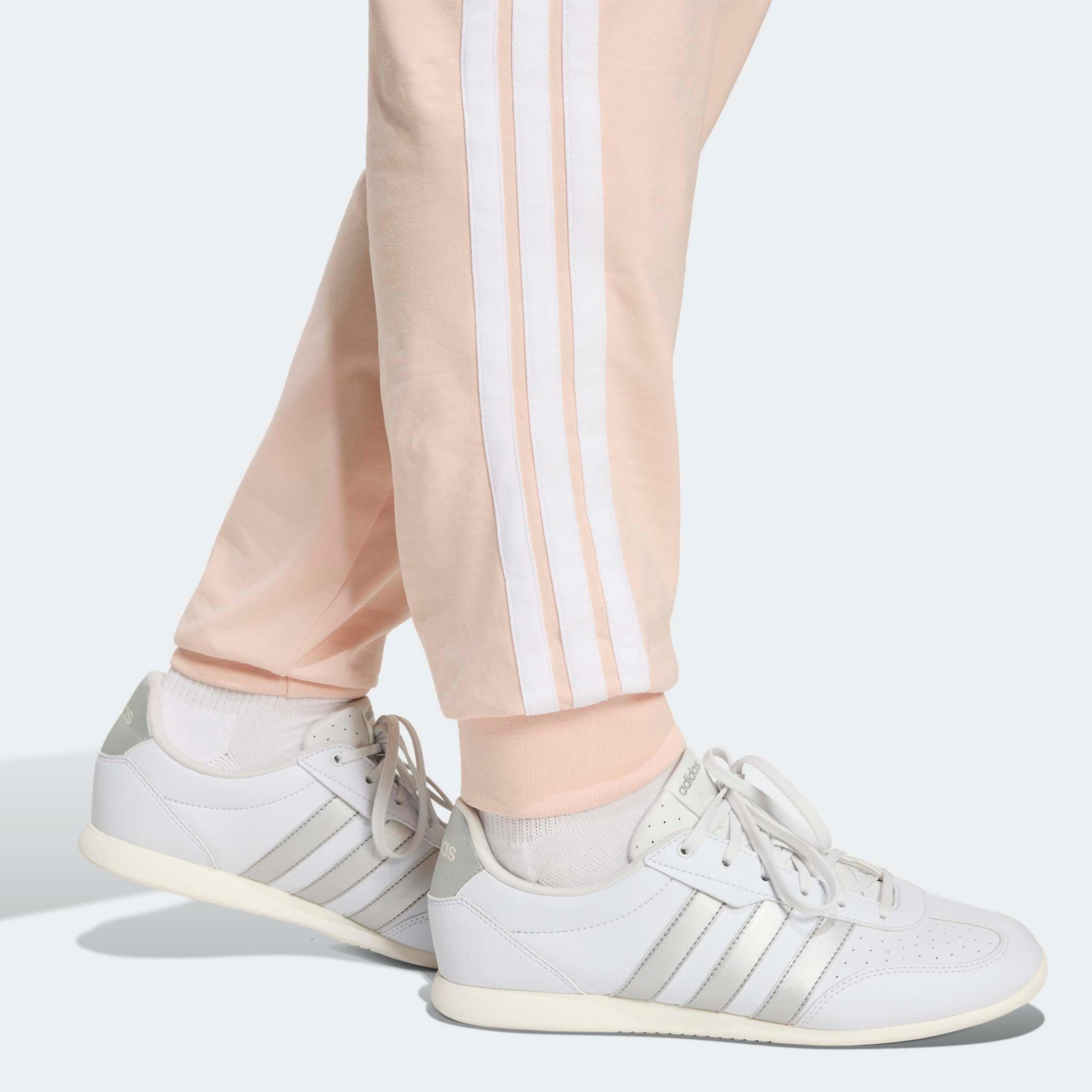 adidas Sportswear Sporthose »W 3S SJ JOGGER«  Lässig geschnitten, hoher Bund, schmal zulaufende Beinform