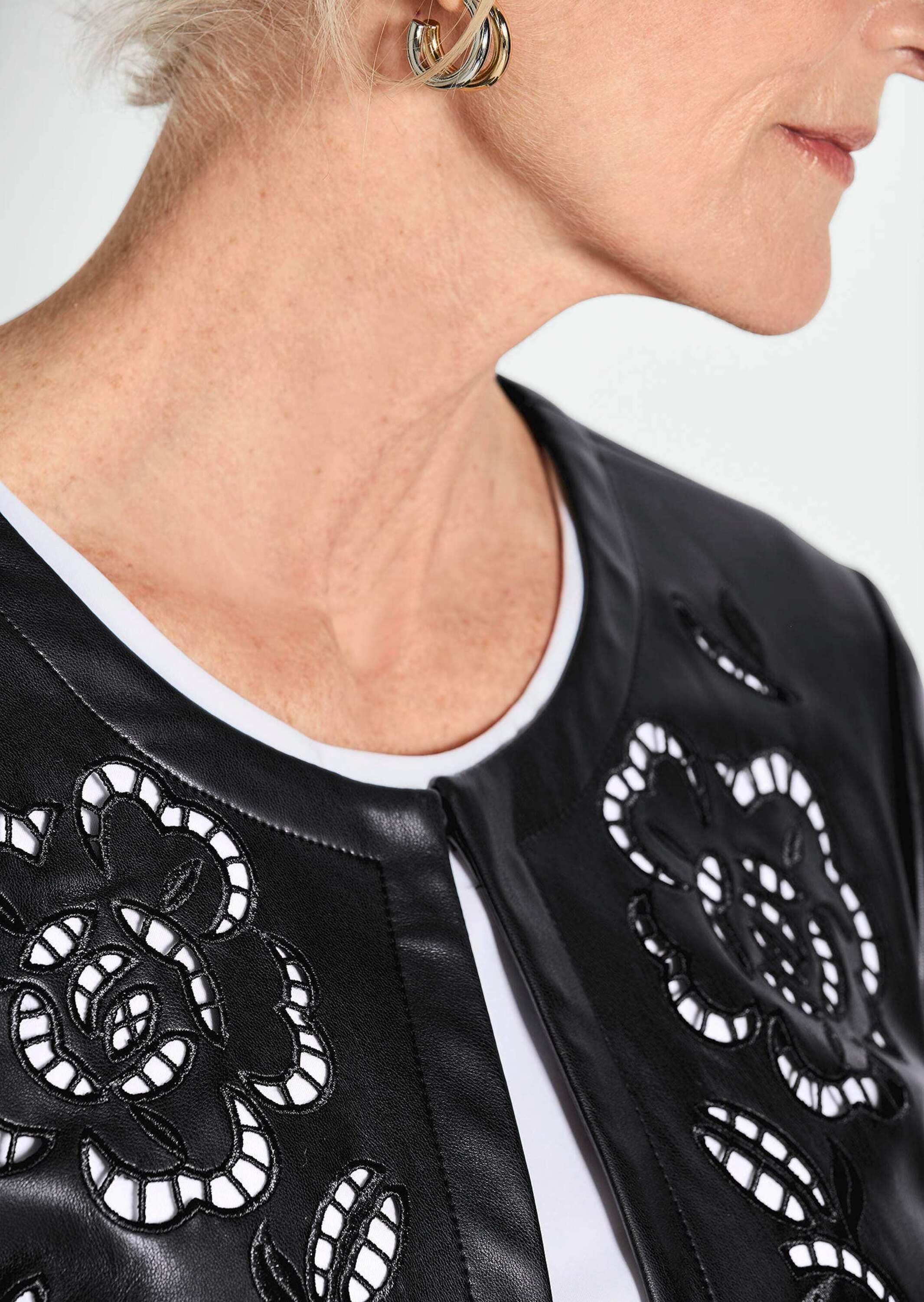 GOLDNER Kurzjacke »Kurzgröße Kurzjacke in Lederoptik mit Lochstickerei«