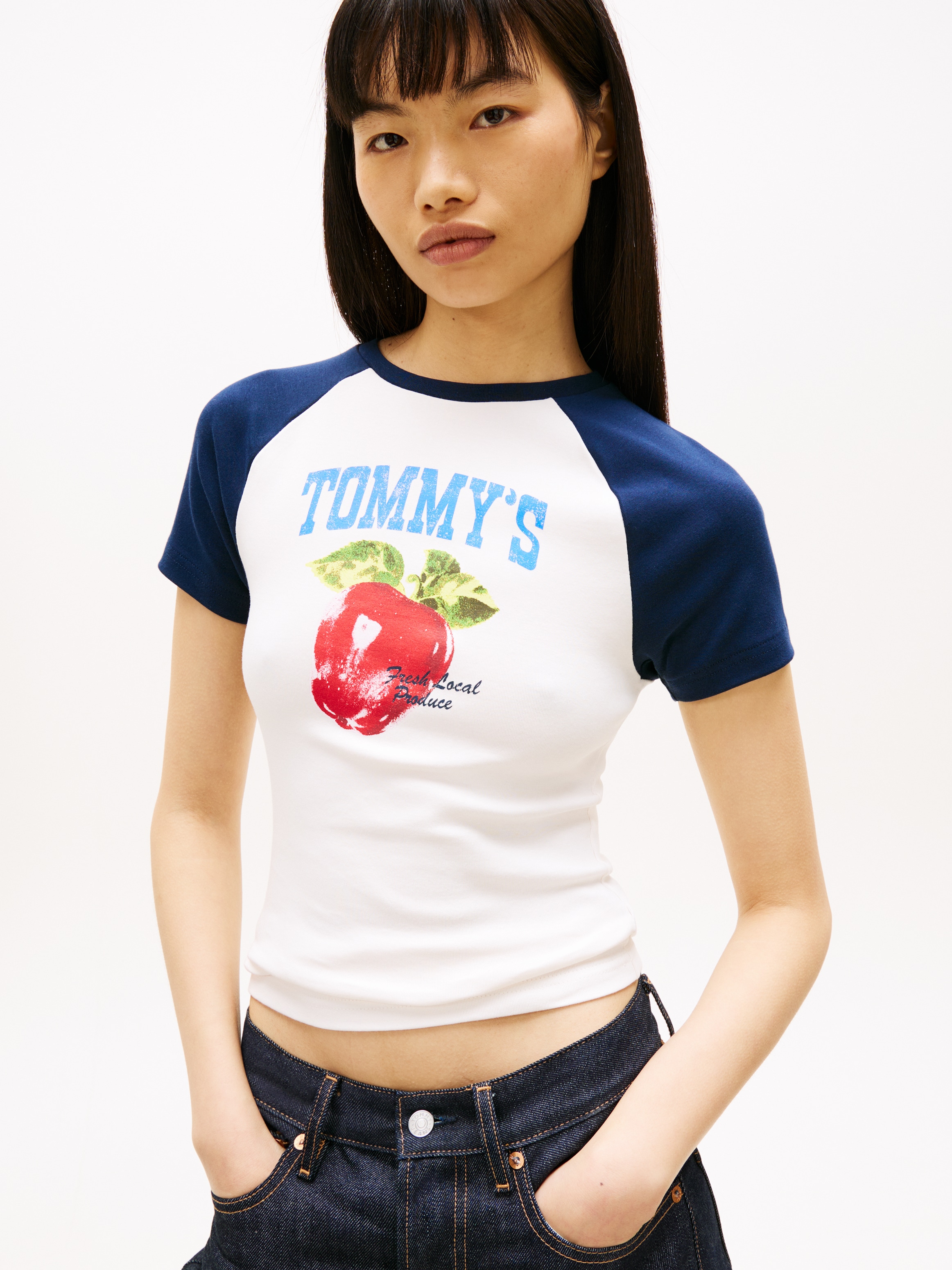 Tommy Jeans Kurzarmshirt »TJW SLIM TOMMY MARKET RAGLAN« mit Print, Rundhalsform