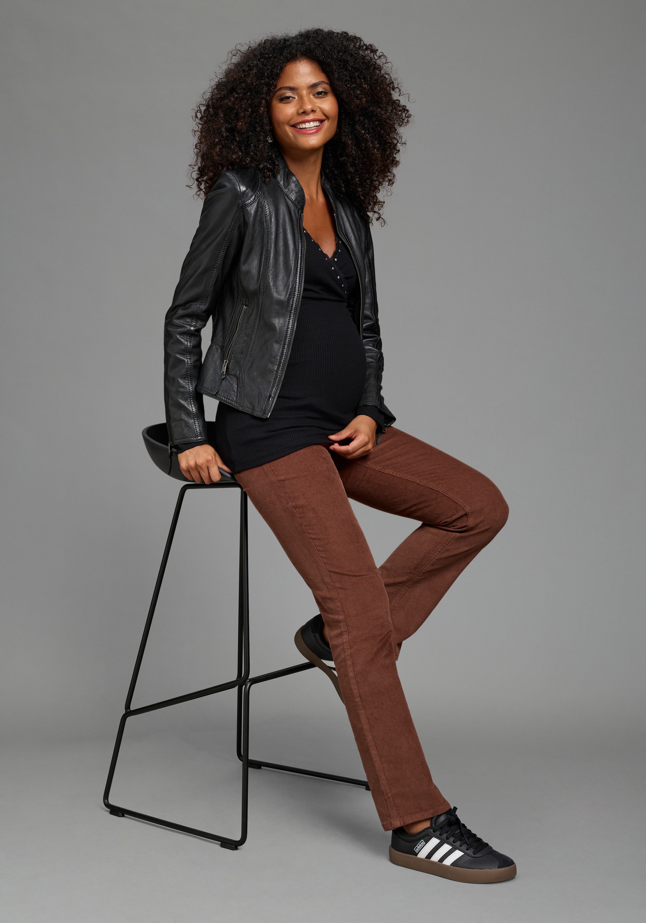 Neun Monate Umstandsshirt »Elegantes Umstandsshirt mit Glitzer, praktisch mit Stillmöglichkeit« mit V-Ausschnitt, mit Langarm, im Basic-Stil