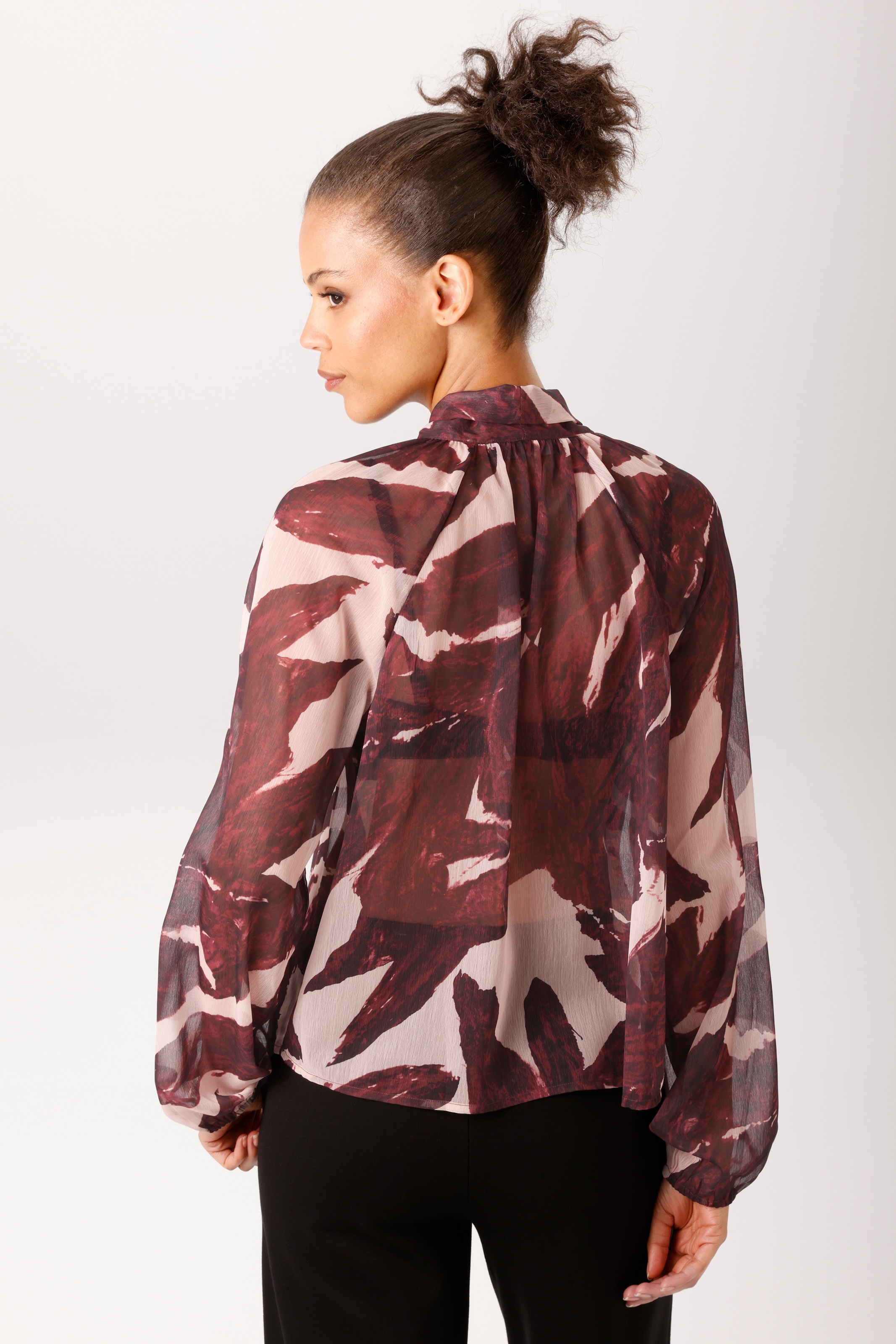 Aniston CASUAL Schlupfbluse mit trendfarbenem, grafischen Muster - NEUE KOLLEKTION