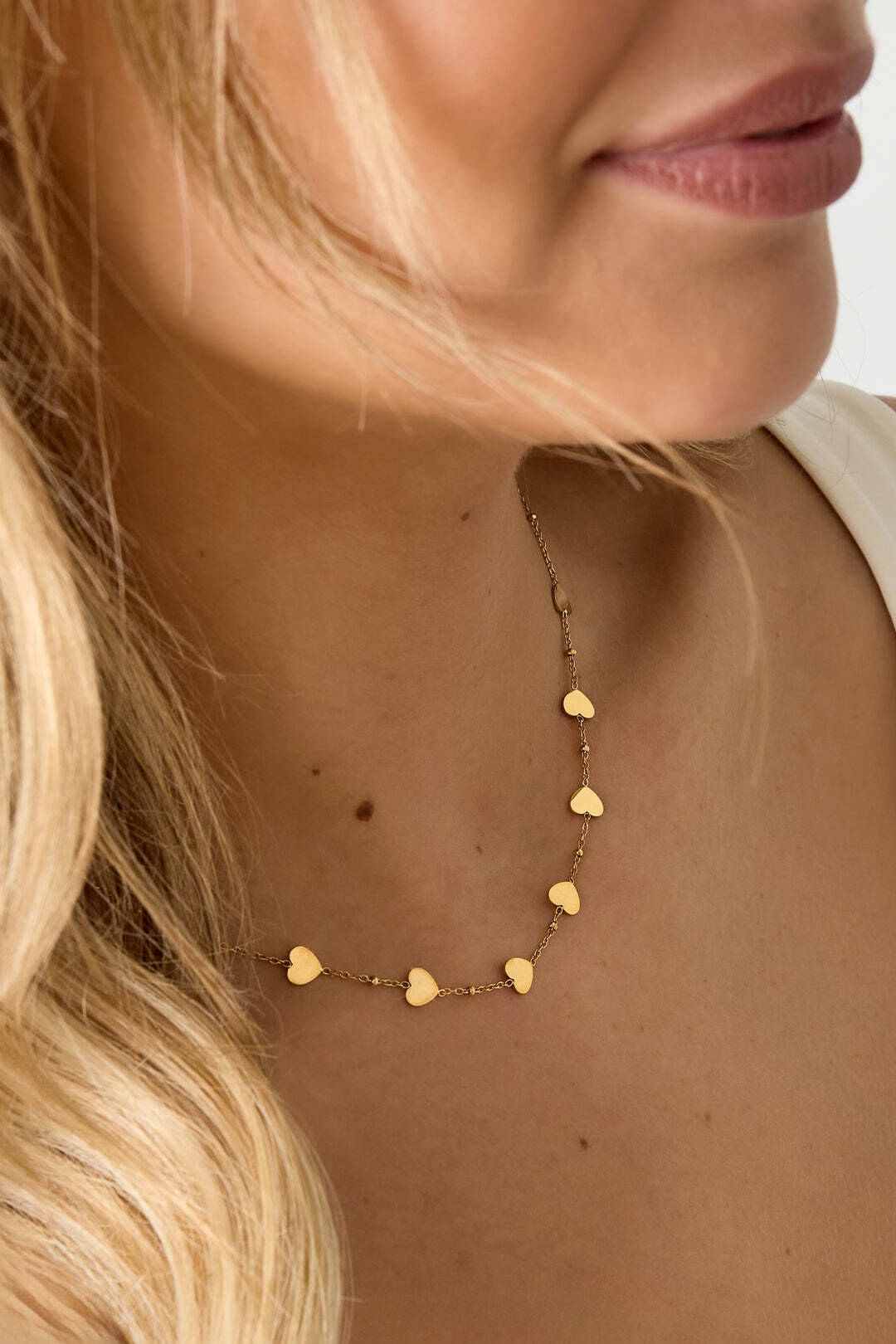 Adelia´s Kette ohne Anhänger »Kurze Halskette mit Herz-Elementen aus Edelstahl 40 cm + 5 cm« Die Reihe kleiner Herz-Elemente verleiht diesem Modeschmuck eine trendige Note