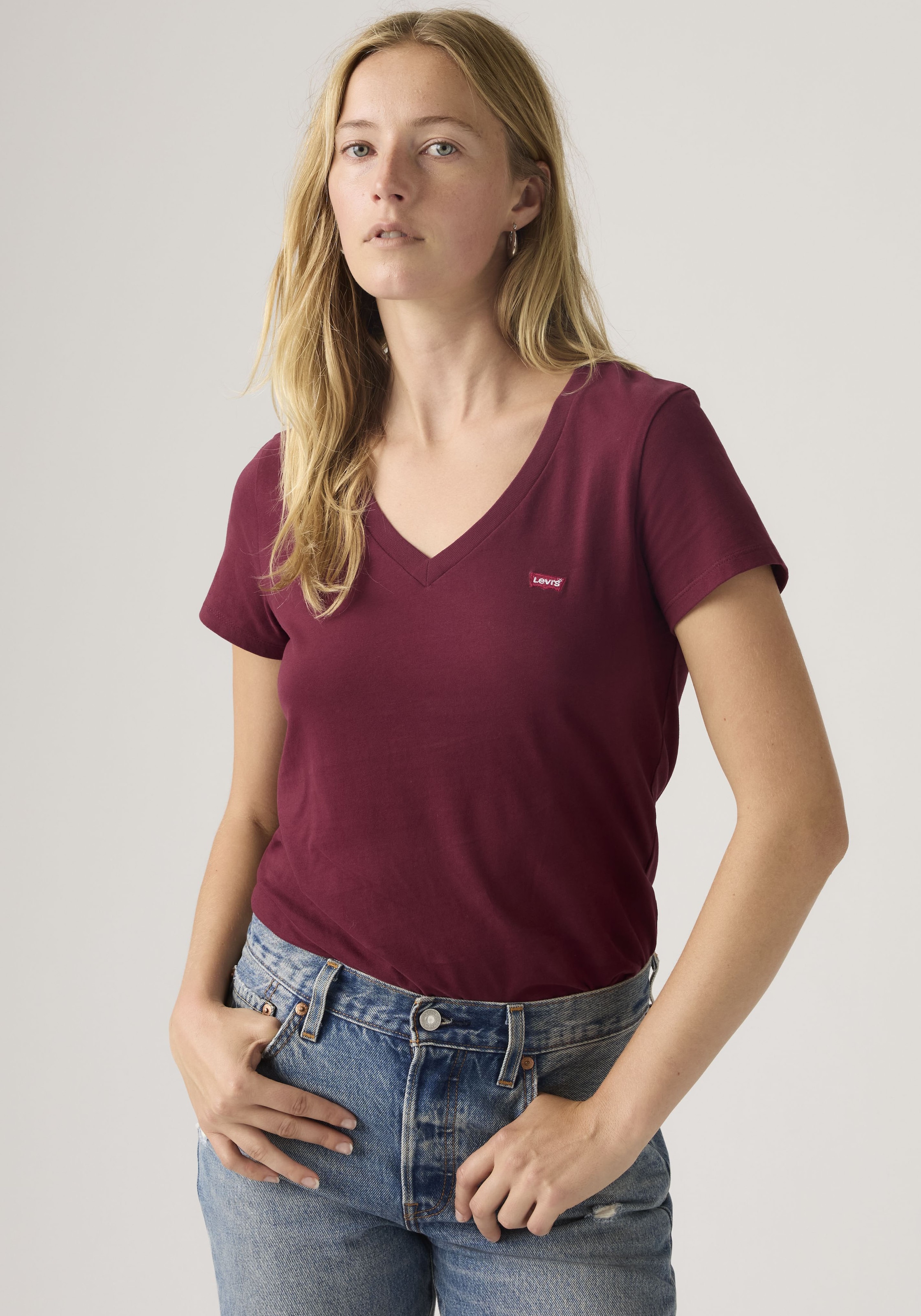 Levi's® V-Shirt »Perfect Tee« mit kleinem Batwing- Logo