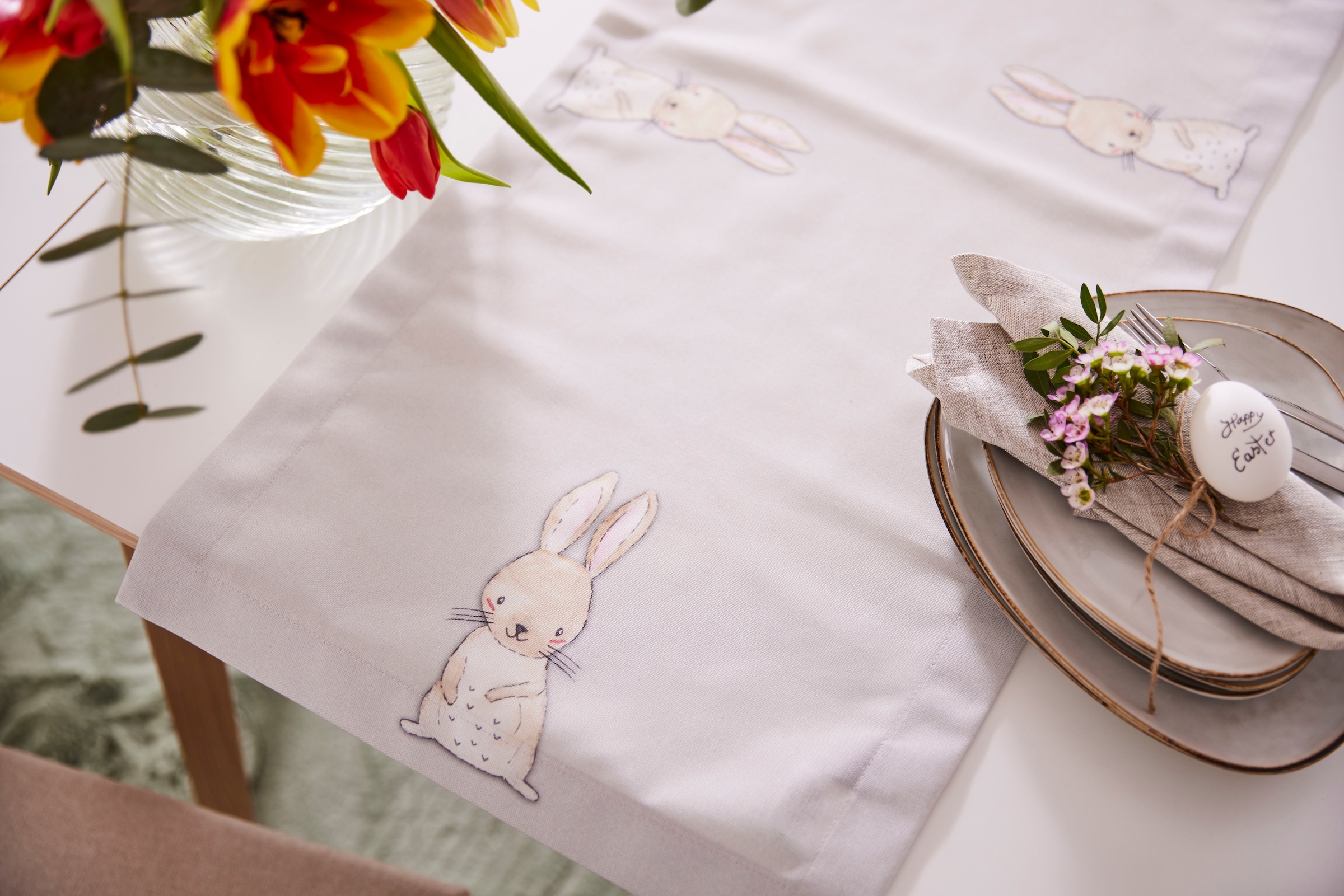 HOSSNER - HOMECOLLECTION Tischläufer »Liebre mit Hasenmotiv, Osterdeko, Ostern«, (1 St.), Tischwäsche aus 100% Polyester, mit Osterhasen-Motiv