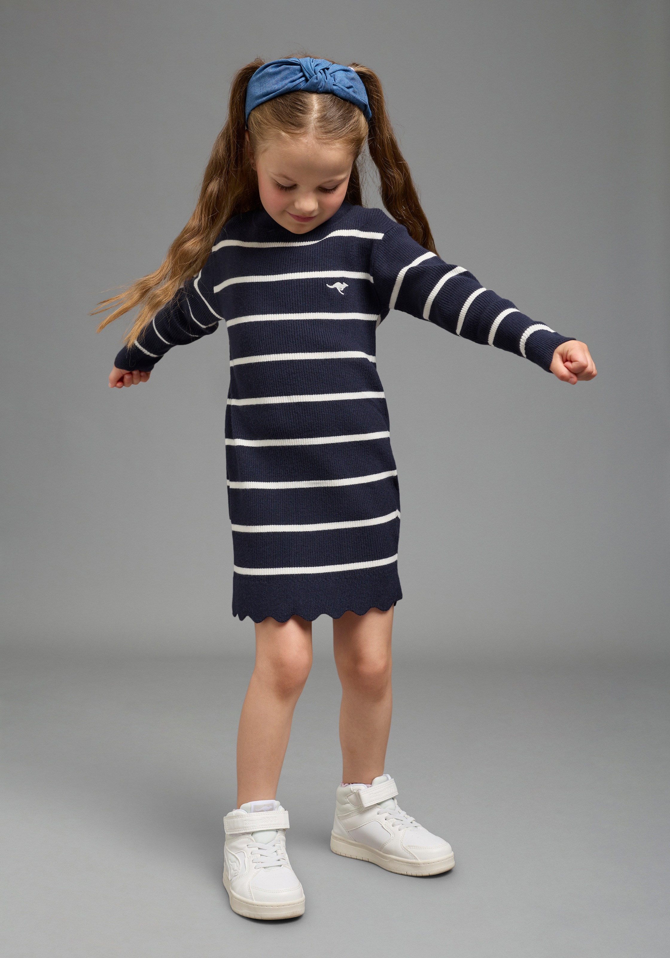 KangaROOS Strickkleid »Modisches KangaROOS Ringelkleid aus weichem Feinstrick« Trendiges gestricketes Kleid mit Logo-Stickerei, knielang, geringelt