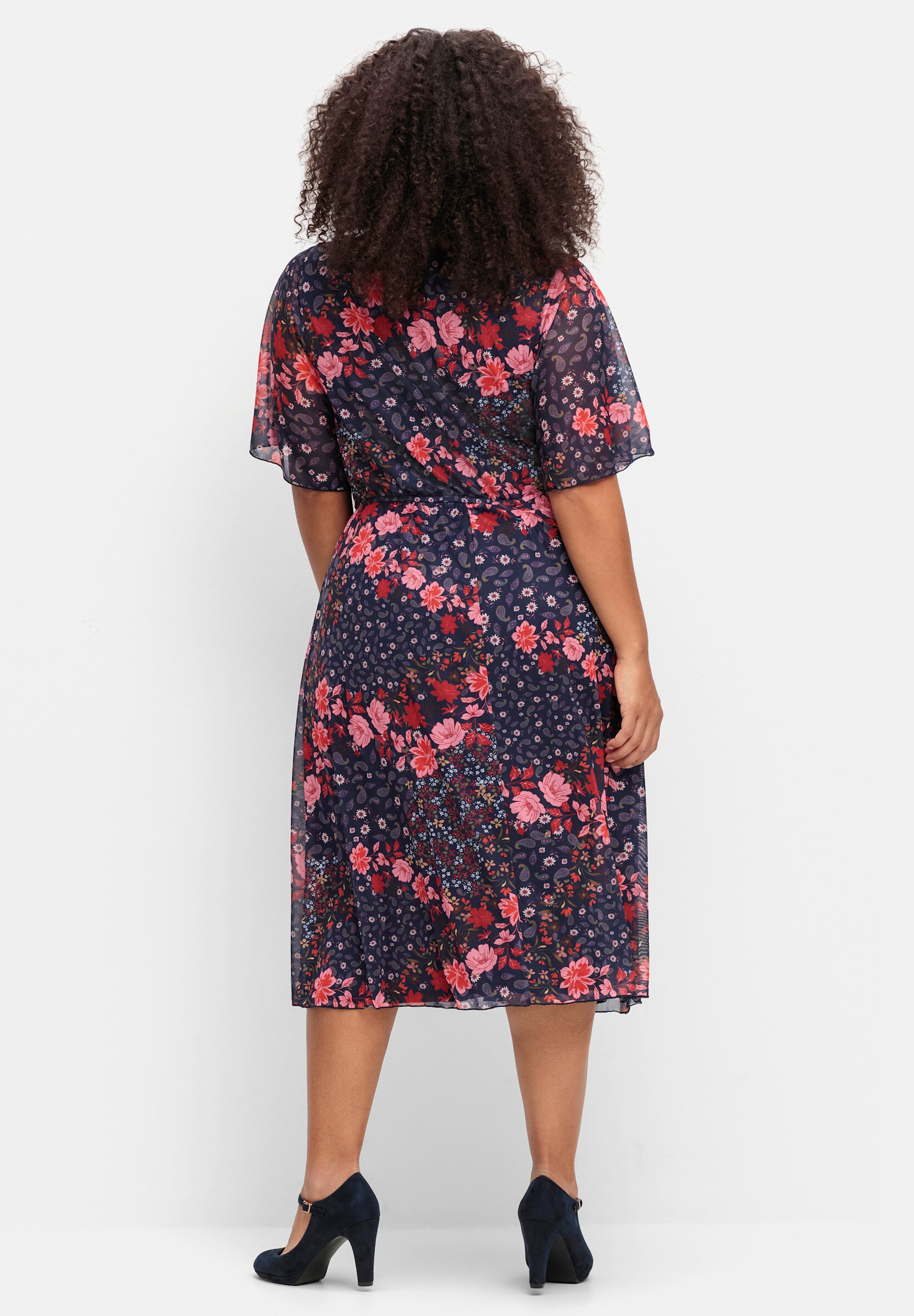 sheego by Joe Browns Sommerkleid »Mesh-Kleid Blumenkleid aus weicher Mesh-Qualität« Ohne Tasche mit Blumendruck und blickdichtem Futter