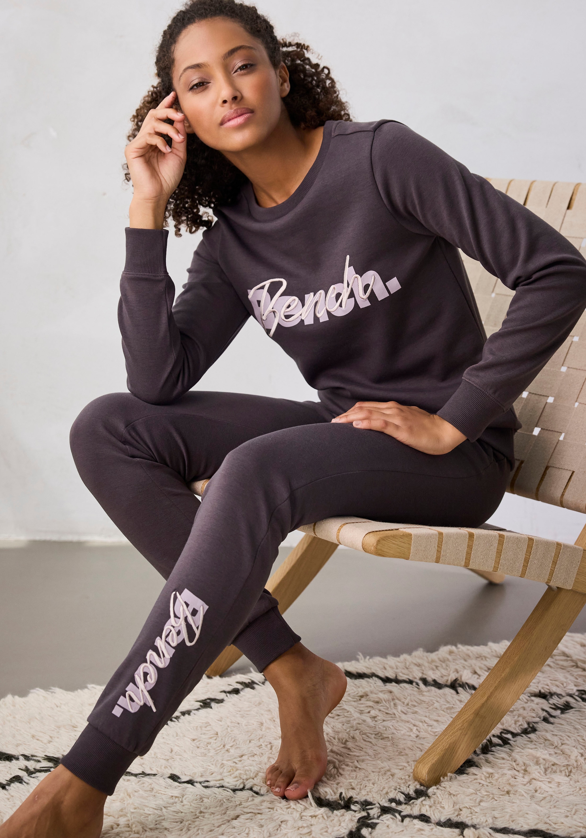 Bench. mit Loungewear Stickerei, Sweatshirt, und bei OTTO Logodruck online Loungeanzug