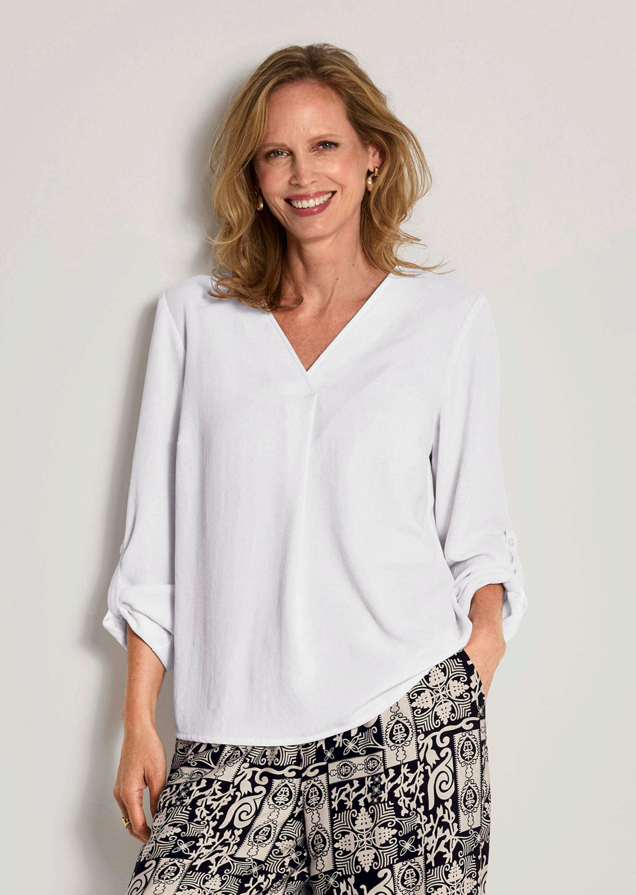 GOLDNER Schlupfbluse »Kurzgröße Elegante Basicbluse mit V-Ausschnitt« Krempelarm