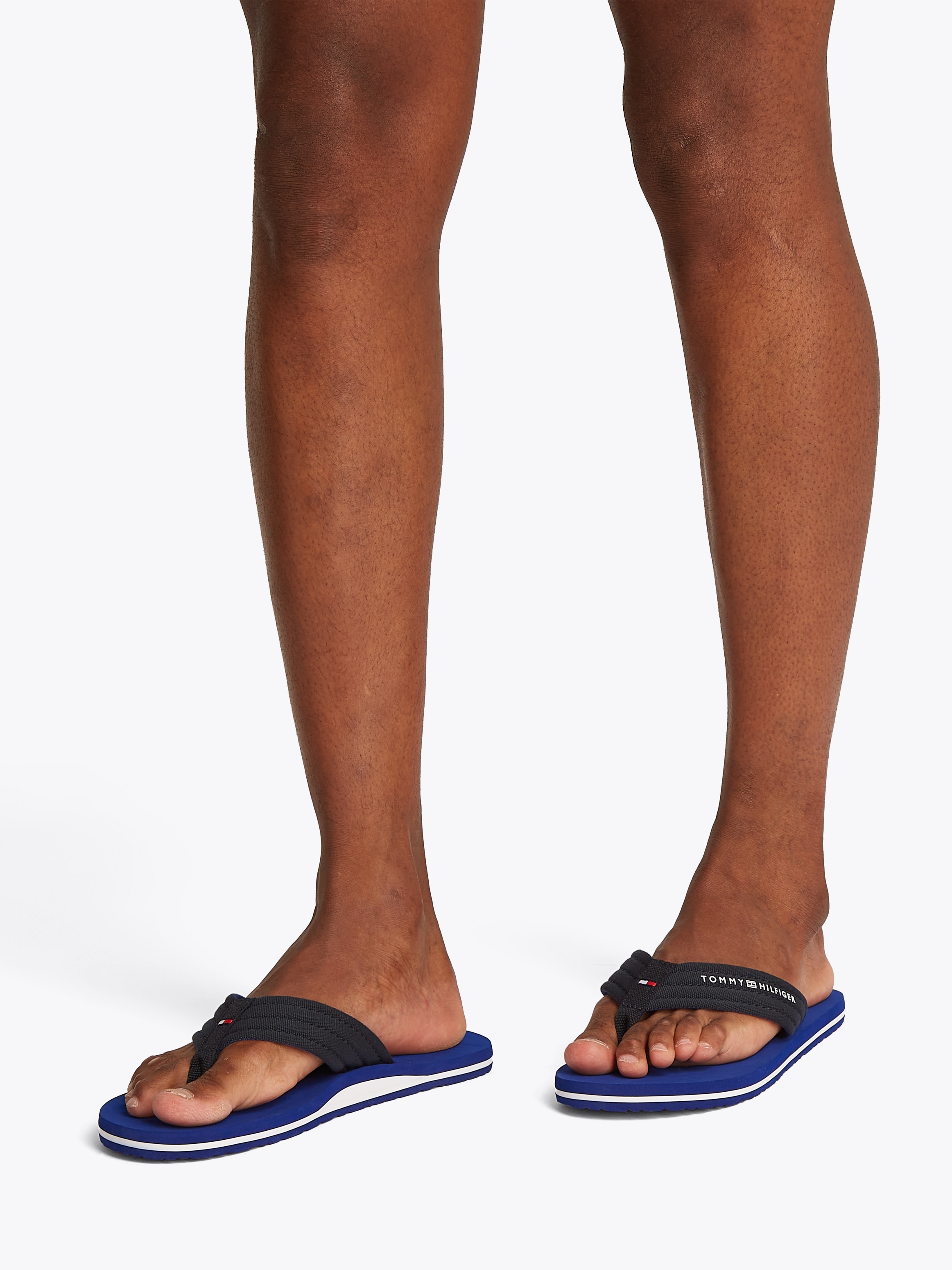 Tommy Hilfiger Zehentrenner »CORPORATE HILFIGER BEACH SANDAL«, Sommerschuh, Flats, Bequemschuh mit Streifen