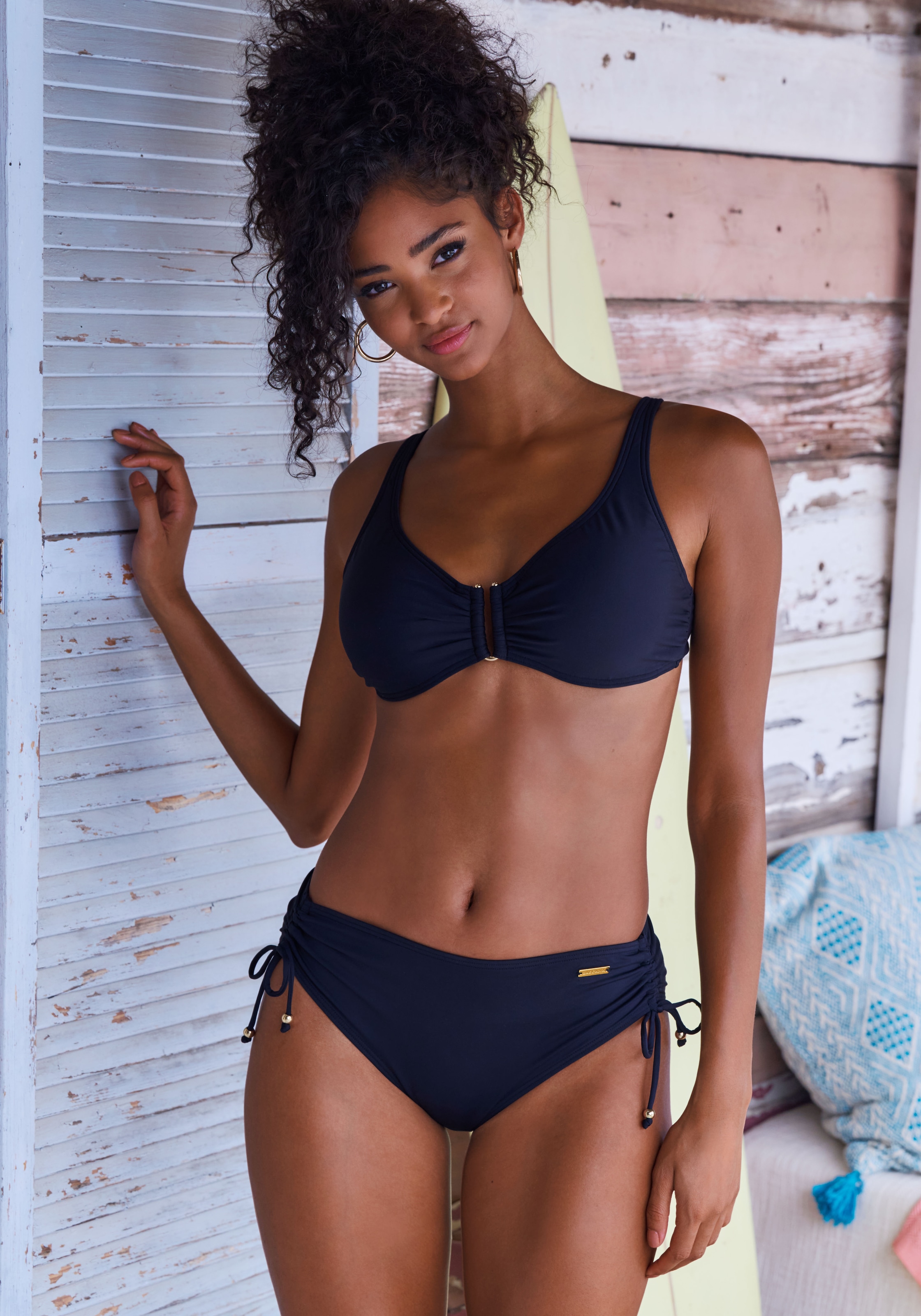 LASCANA Bügel-Bikini-Top »Italy«, mit goldfarbigen Accessoire