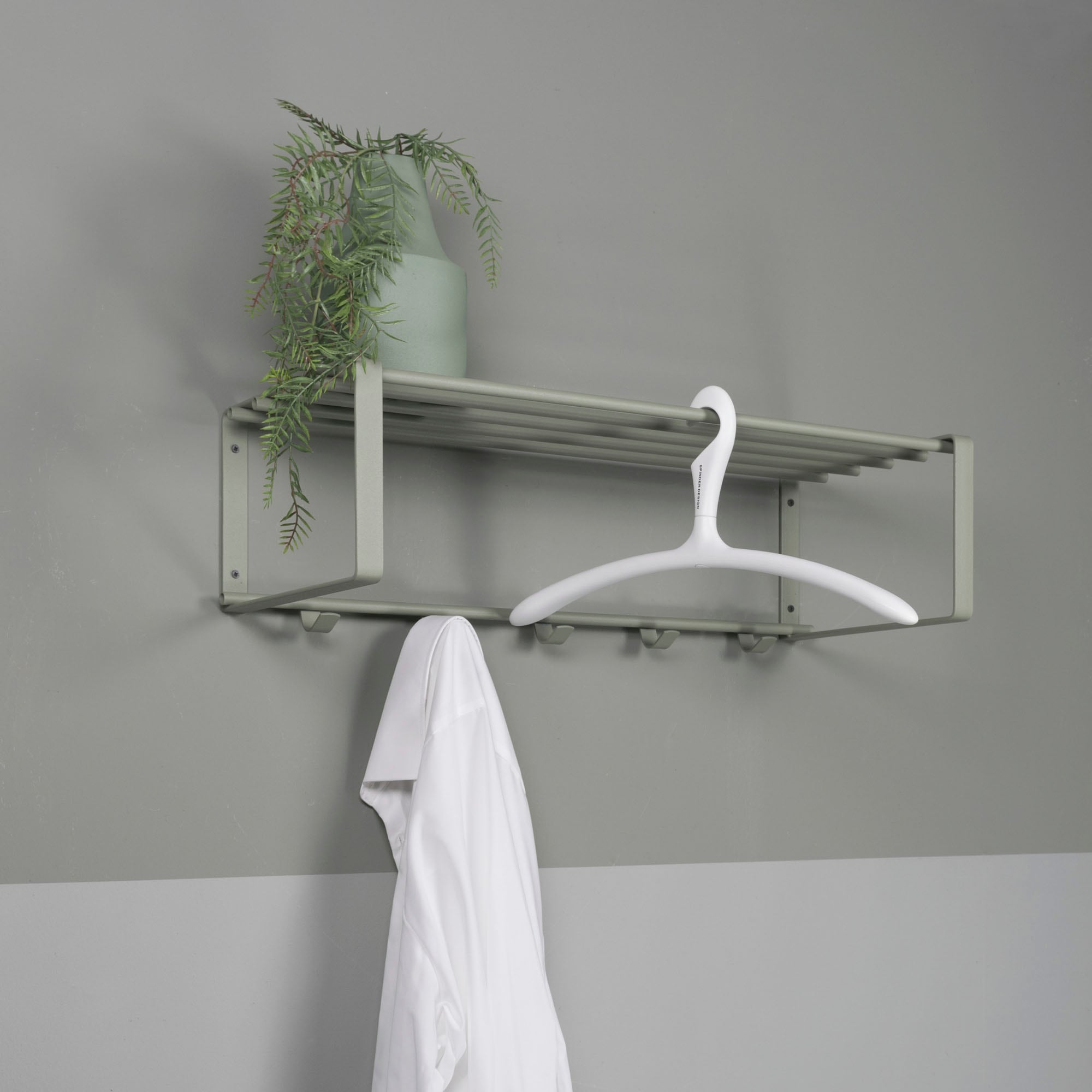 Spinder Design Garderobenleiste »REX« Wandgarderobe aus Stahl mit Hutablage und 5 bzw. 7 Haken in grün, Größe B/H/T: 70 cm x 19 cm x 29 cm