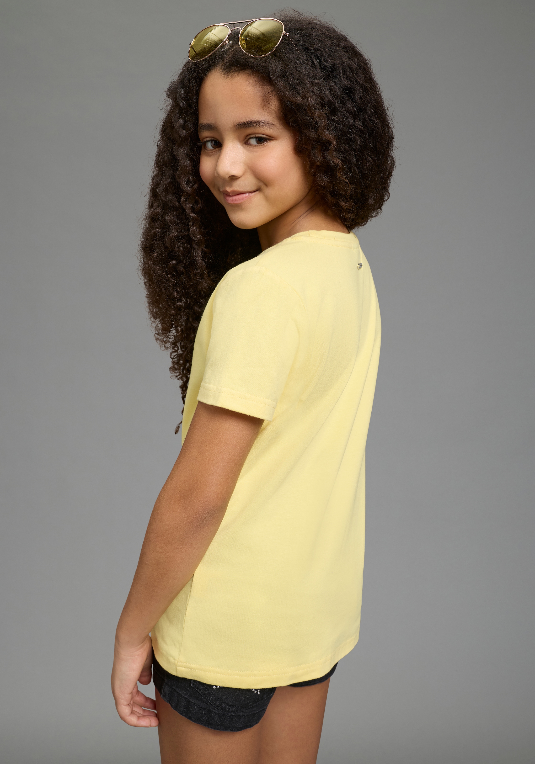 Bruno Banani T-Shirt »Banani Paillettenshirt für modische Girls« modische Basic-Passform, Kurzarm, mit Pailletten und Print