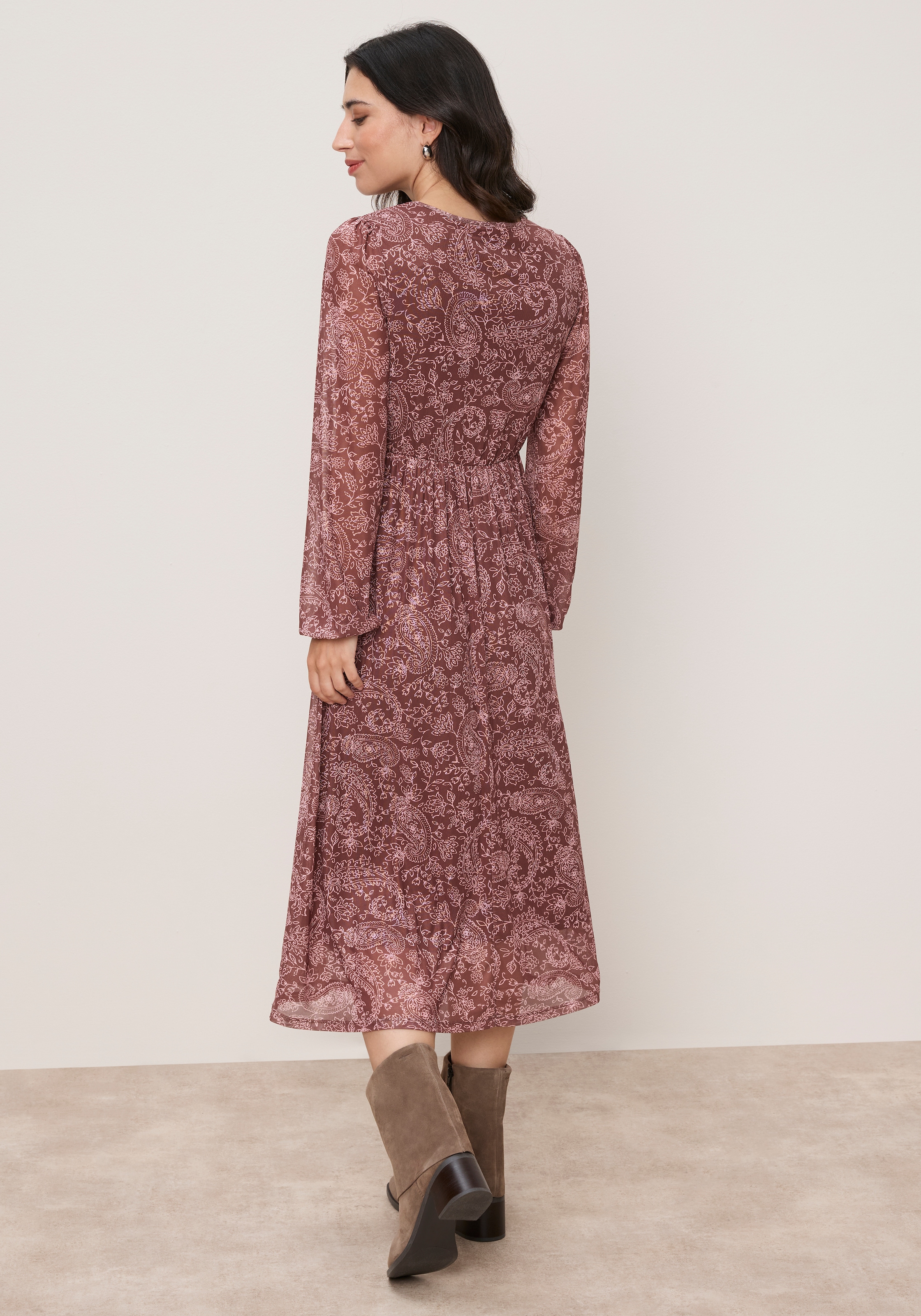 Tamaris Midikleid »mit figurschmeichelnder Passform« mit Cut-Out Ausschnitt und modernem Muster