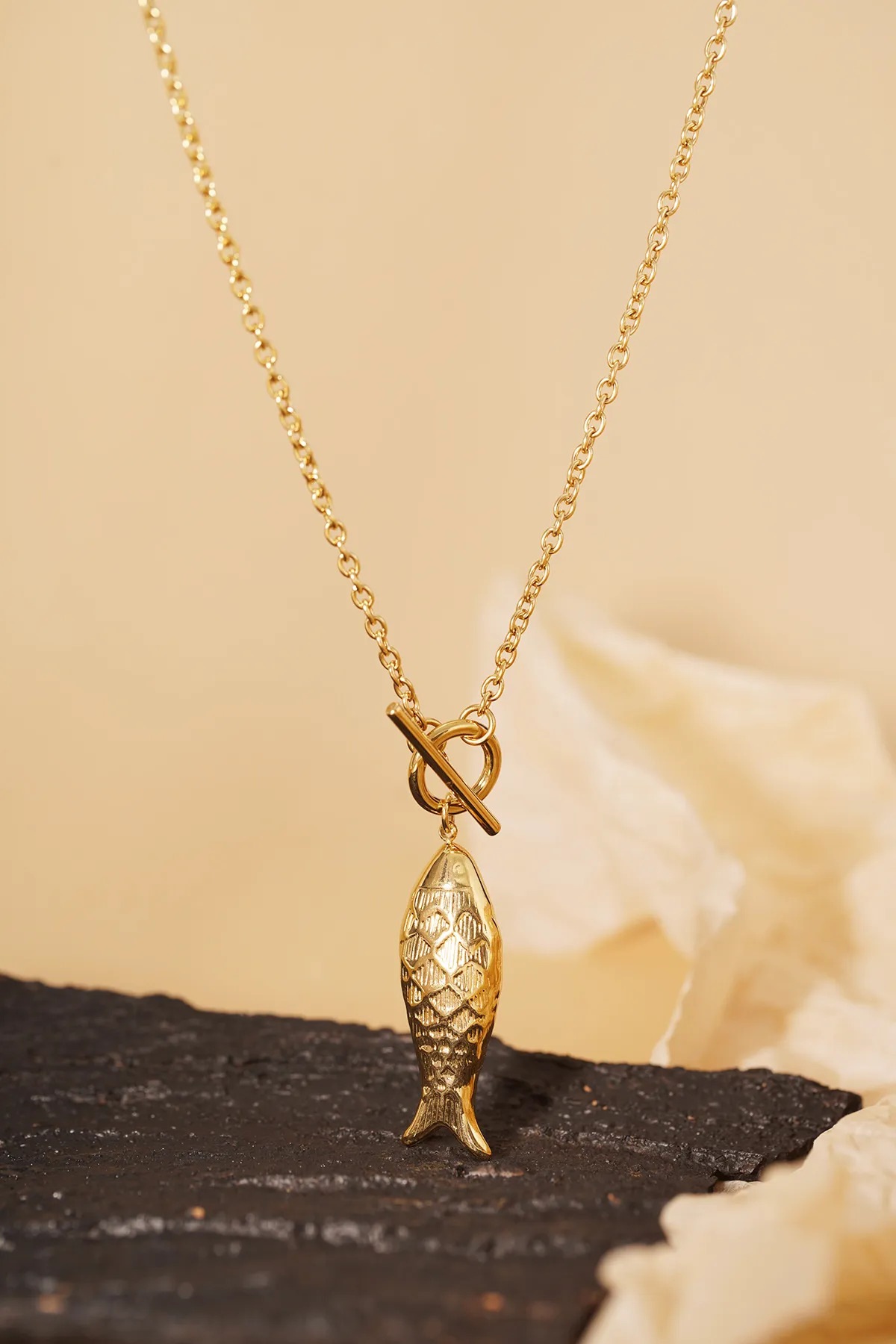 Adelia´s Lange Kette »Halskette mit Fischanhänger aus Edelstahl, 14-karätig goldplattiert, 70 cm« Stylischer Modeschmuck mit goldfarbenem Fischanhänger