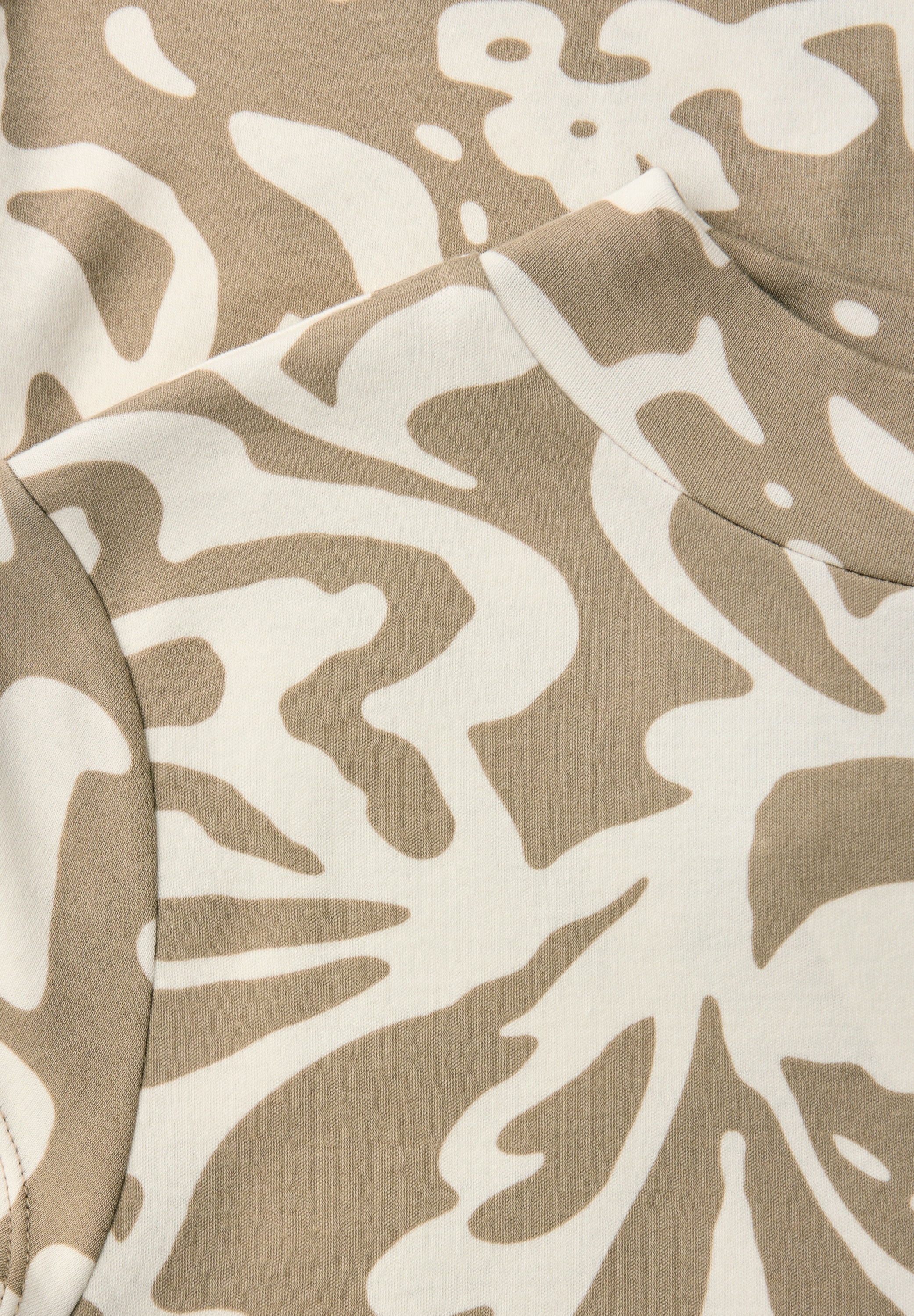 STREET ONE Kurzarmshirt Sommershirt mit einem feinen grafischen Muster mit floralen Elementen