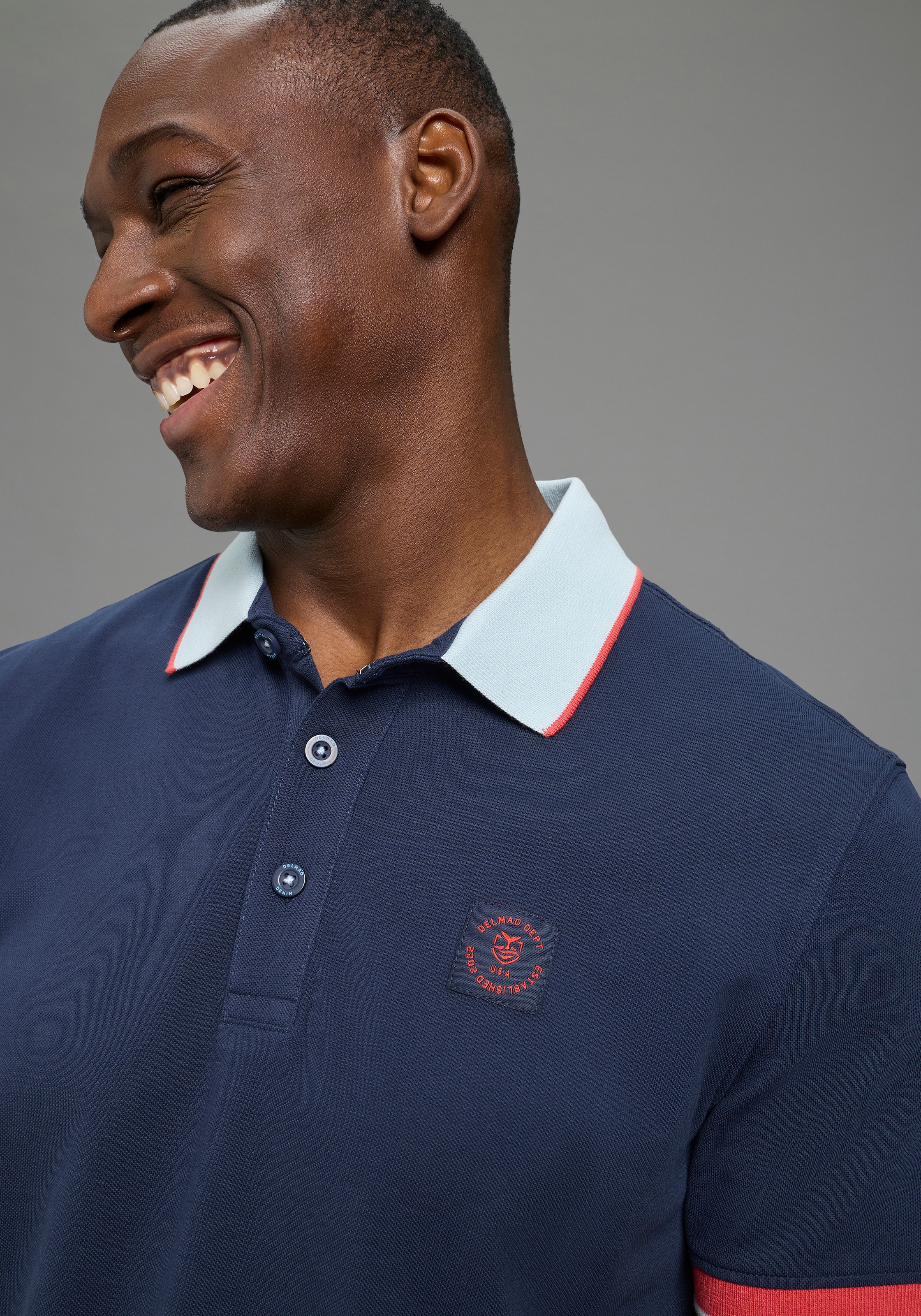 DELMAO Poloshirt »Neue Kollektion!« klassischer Polokragen, Kurzarm, normale Passform, mit Stickerei