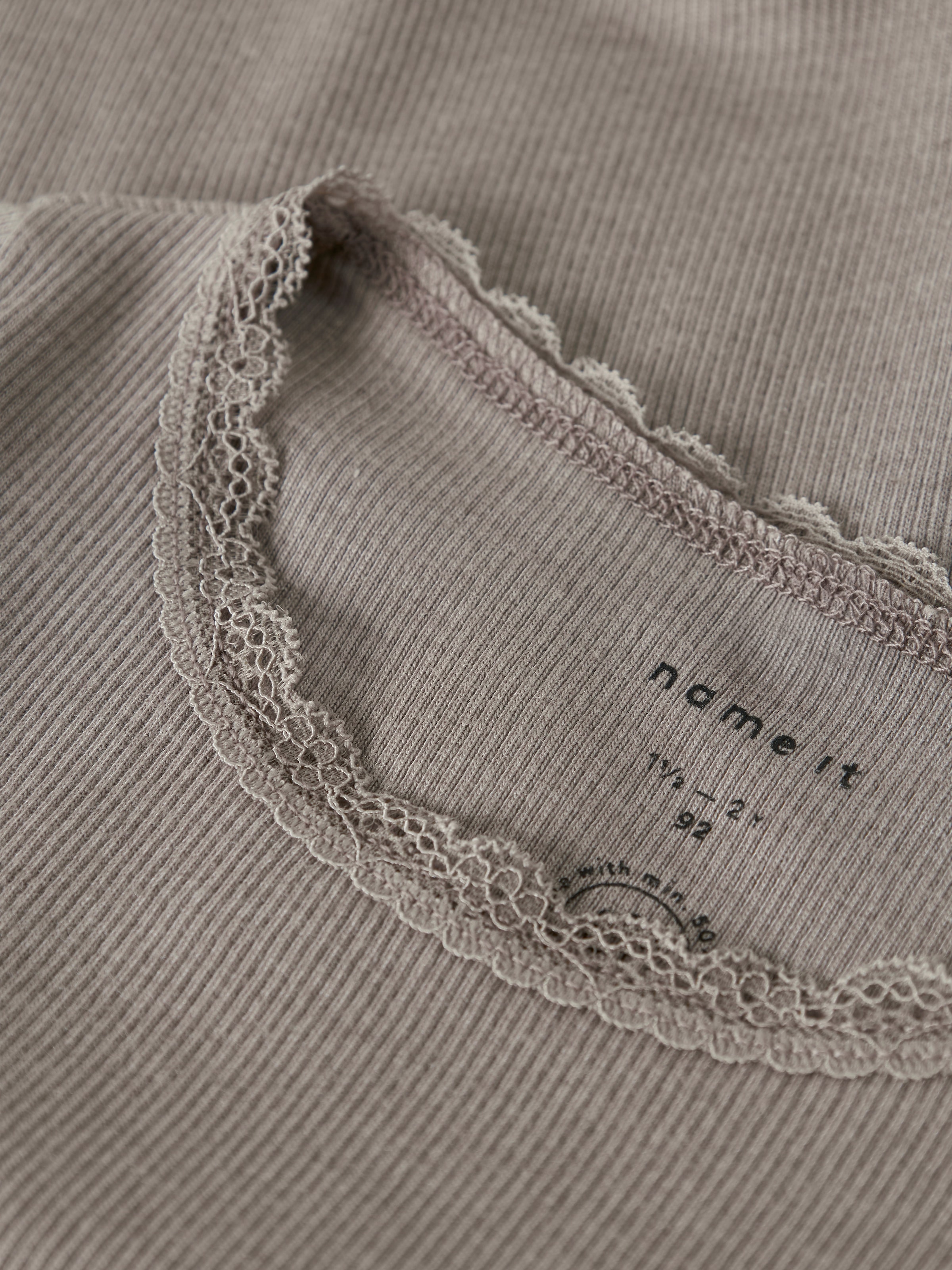 Name It Langarmshirt »NMFKAB LS TOP NOOS«, in Feinripp und mit süßer Spitzenkante am Ausschnitt