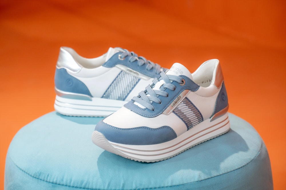 Remonte Plateausneaker  Halbschuh, Schnürschuh mit Metallicdetails und Softfußbett