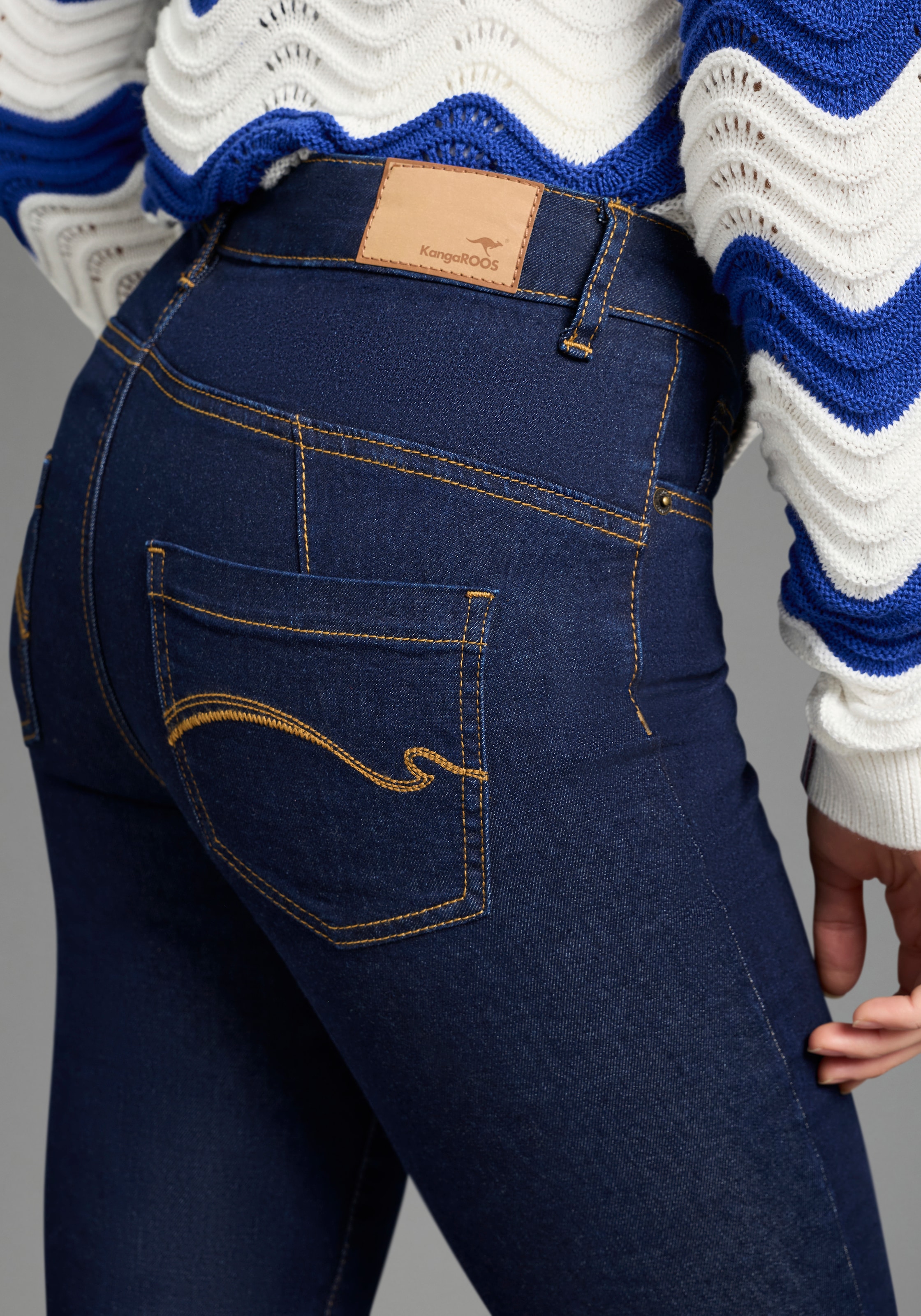 KangaROOS Slim-fit-Jeans »CROPPED HIGH WAIST SLIM FIT« schmale Passform,  Röhrenjeans,  trendige Used-Waschung