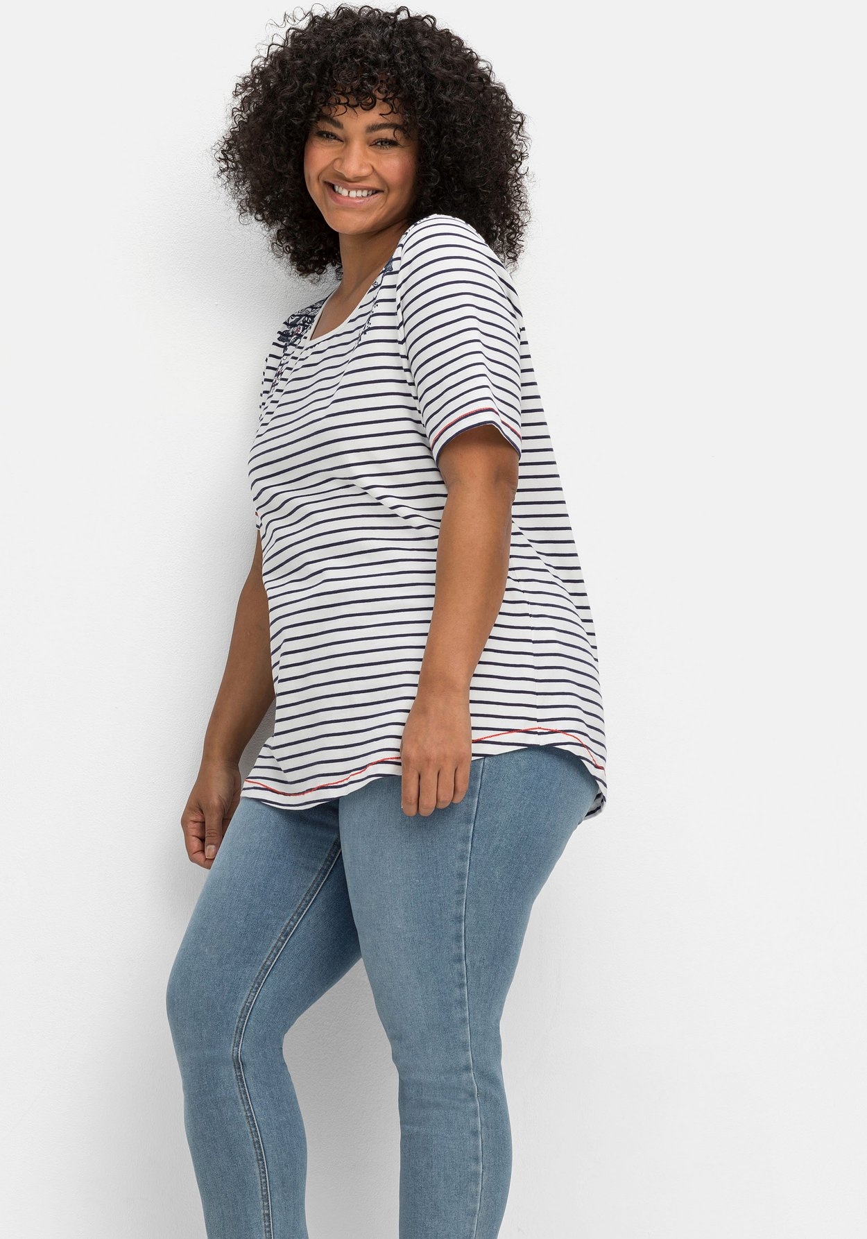 Sheego Rundhalsshirt »Ringelshirt mit floralem Druck und Kontrastnähten«, mit floralem Druck und Kontrastnähten