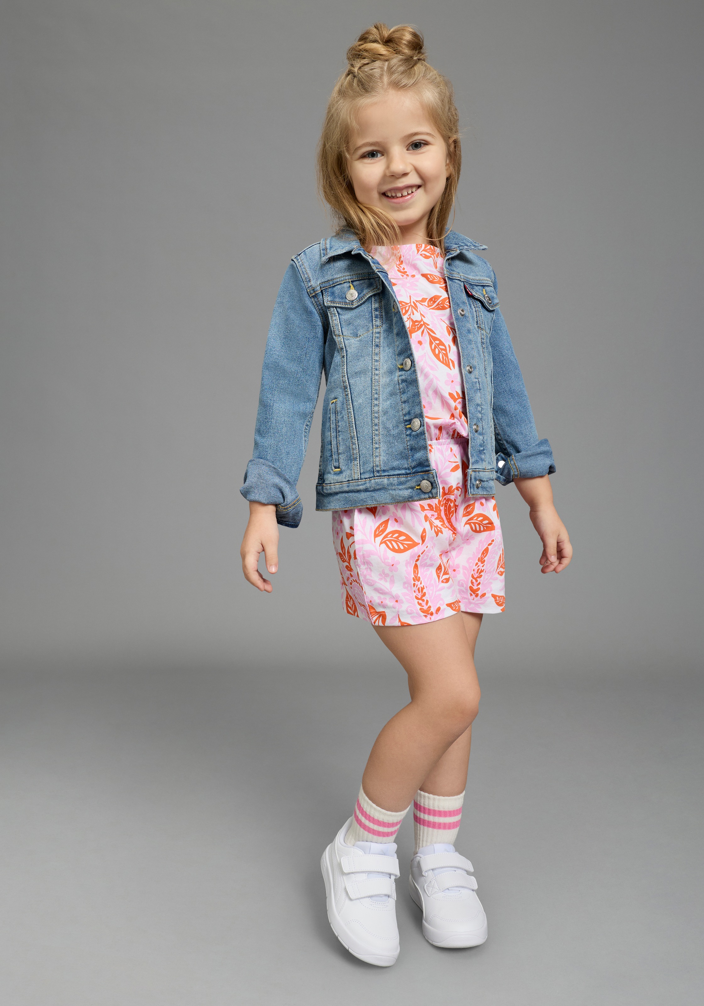 KIDSWORLD Jumpsuit »Kurzer Overall mit Paisley-Druck« mit Paisley- und Blumenprint, aus weichem Single Jersey