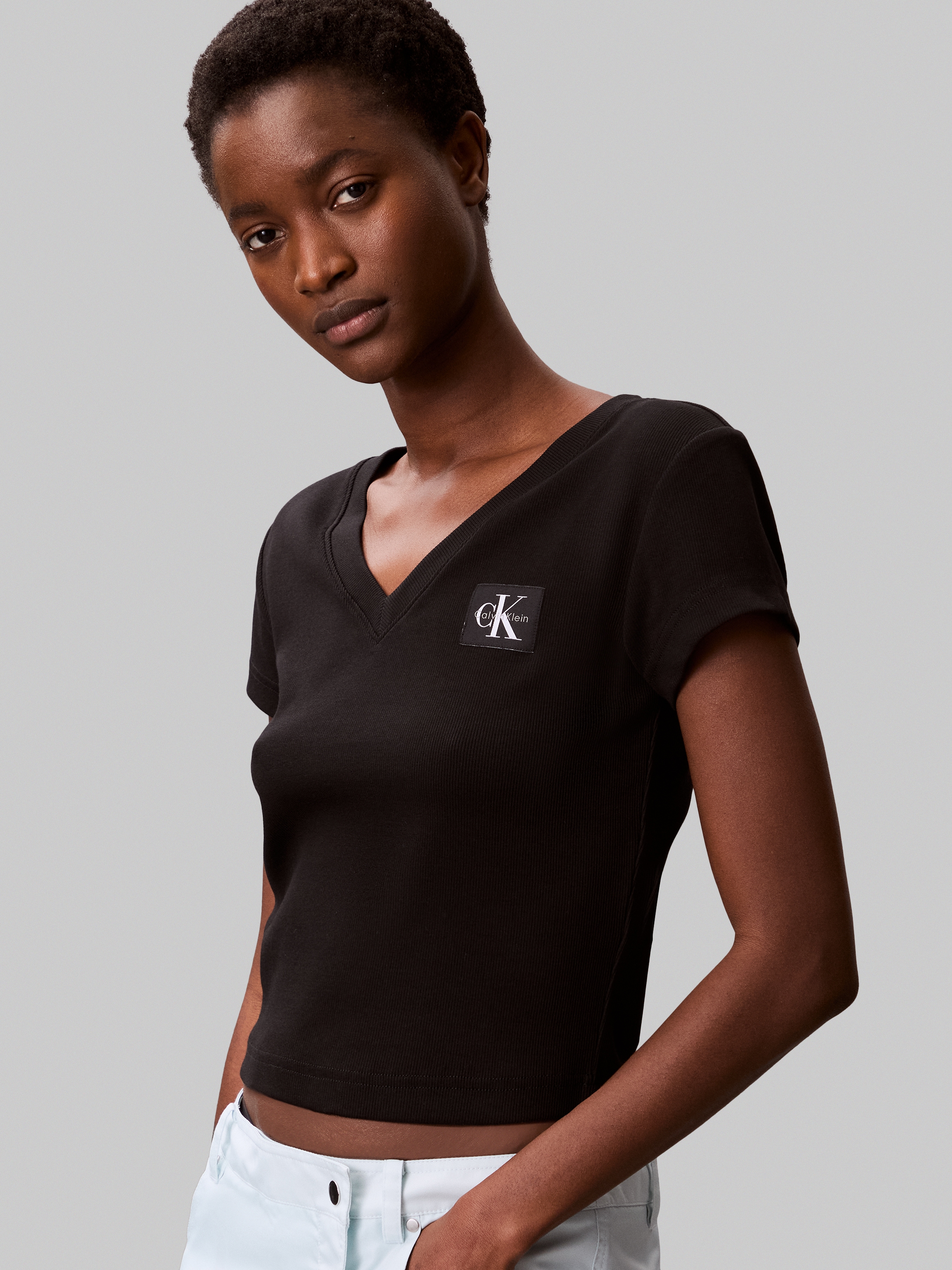 Calvin Klein Jeans T-Shirt »A- SS WOVEN LABEL RIB VNECK TEE«, mit gewebtem Label