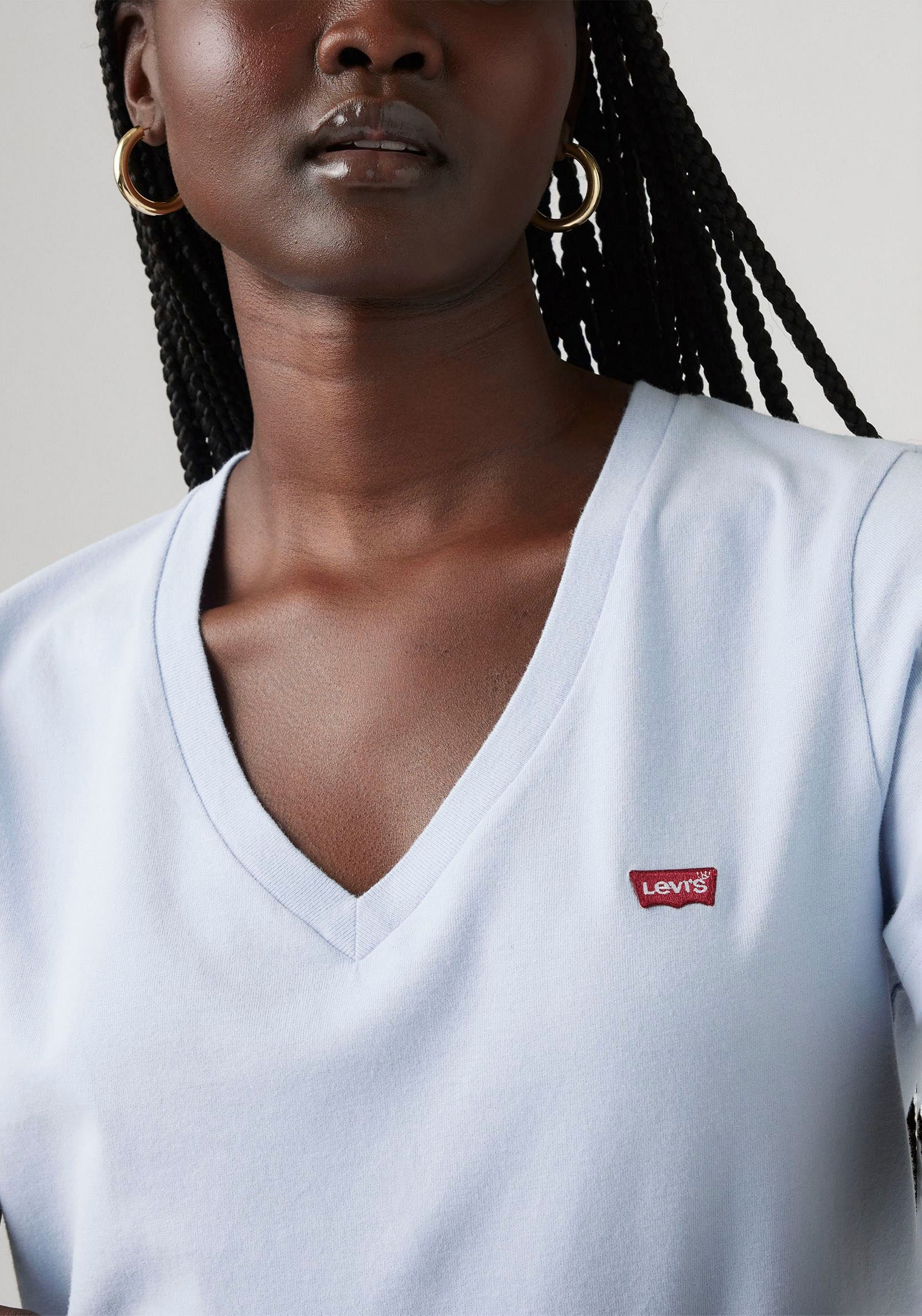 Levi's® V-Shirt »Perfect Tee«, mit kleinem Batwing- Logo