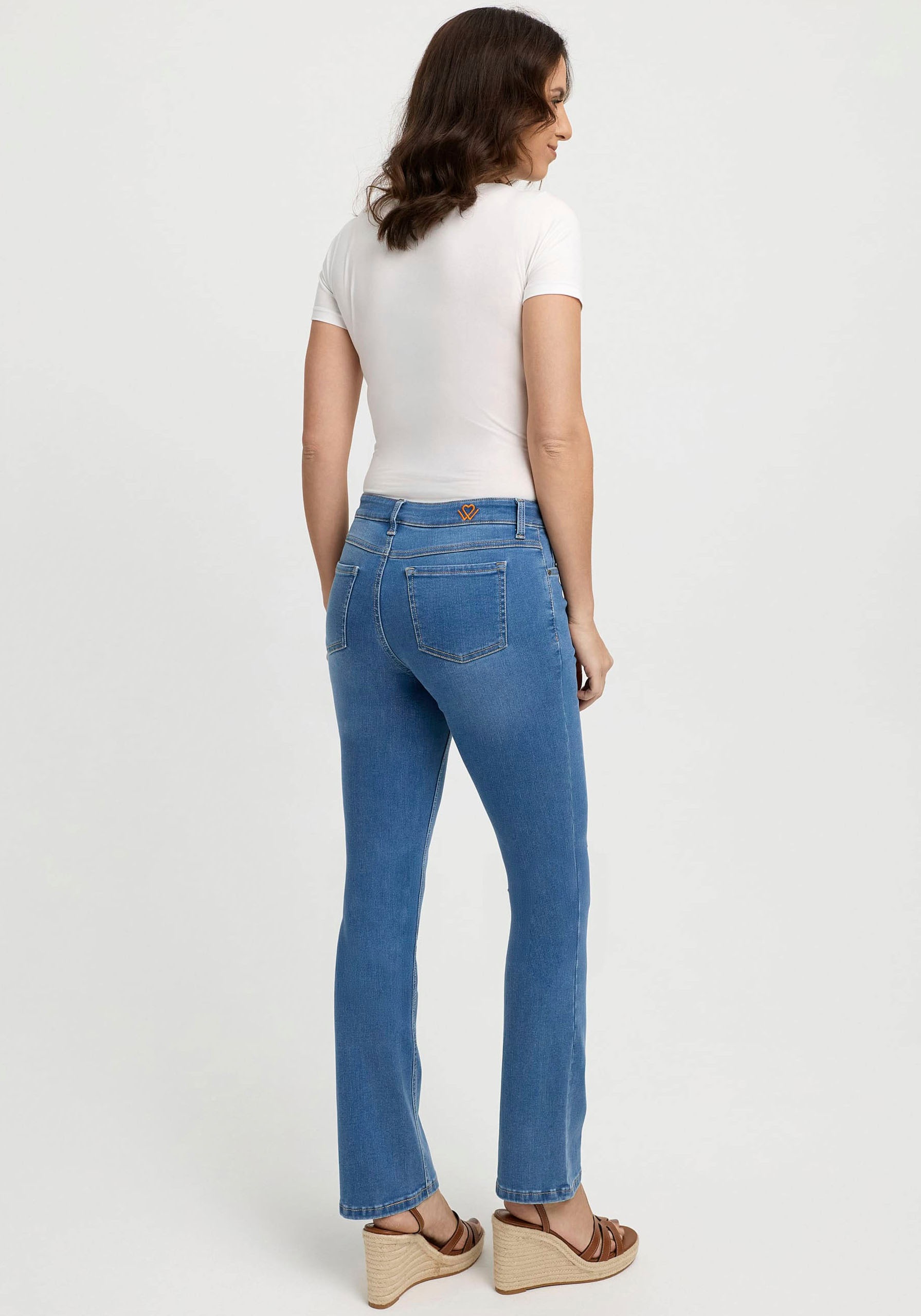 wonderjeans Bootcut-Jeans, Figurbetonte Form mit leicht ausgestelltem Bein