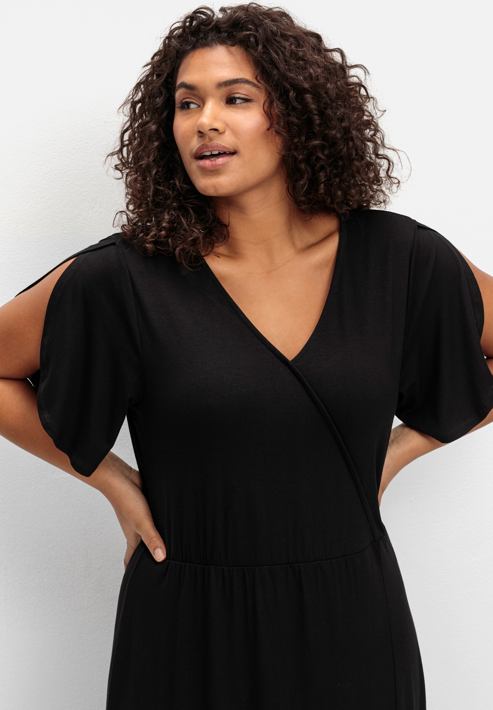Sheego Strandkleid »Jerseykleid Jerseykleid in Wickeloptik, mit Volantrock« Ohne Tasche in Wickeloptik, mit Volantrock