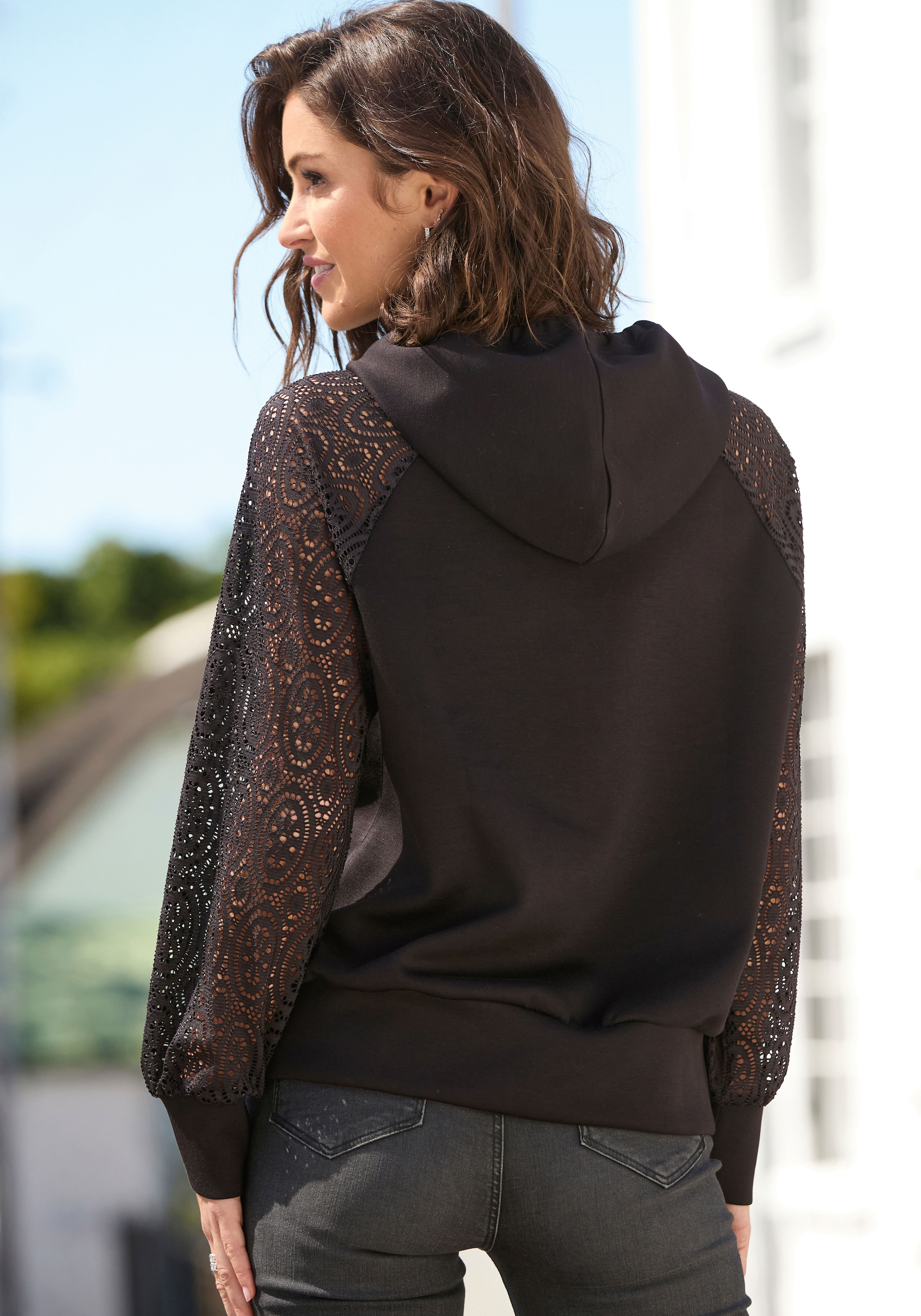 LASCANA Kapuzensweatshirt , mit Ärmeln aus elastischer Spitze
