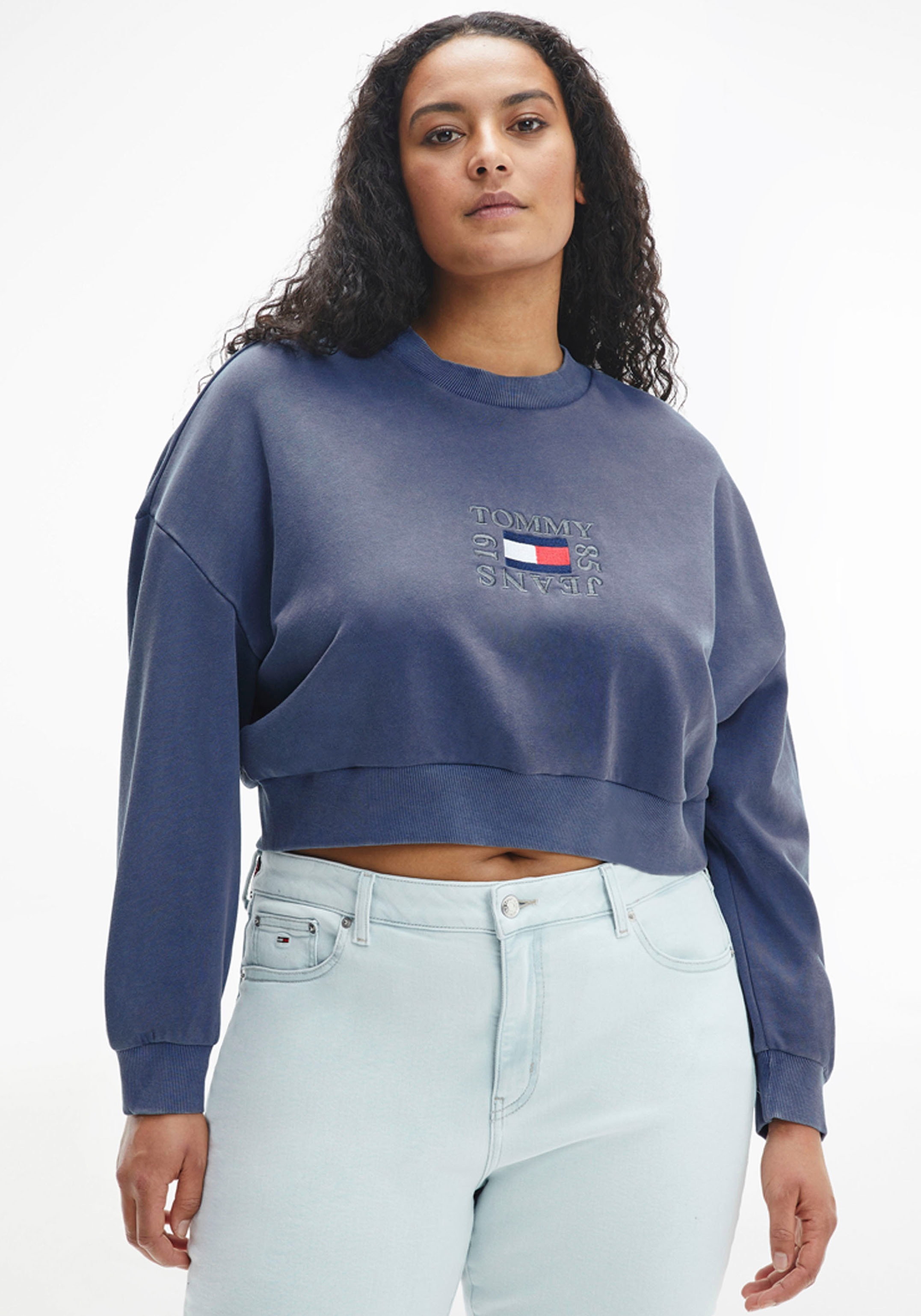 Tommy Jeans Curve Sweatshirt »TJW CRV CROP TIMELESS BOX CREW«, Mit Tommy Jeans Logo-Sickerei & Flag