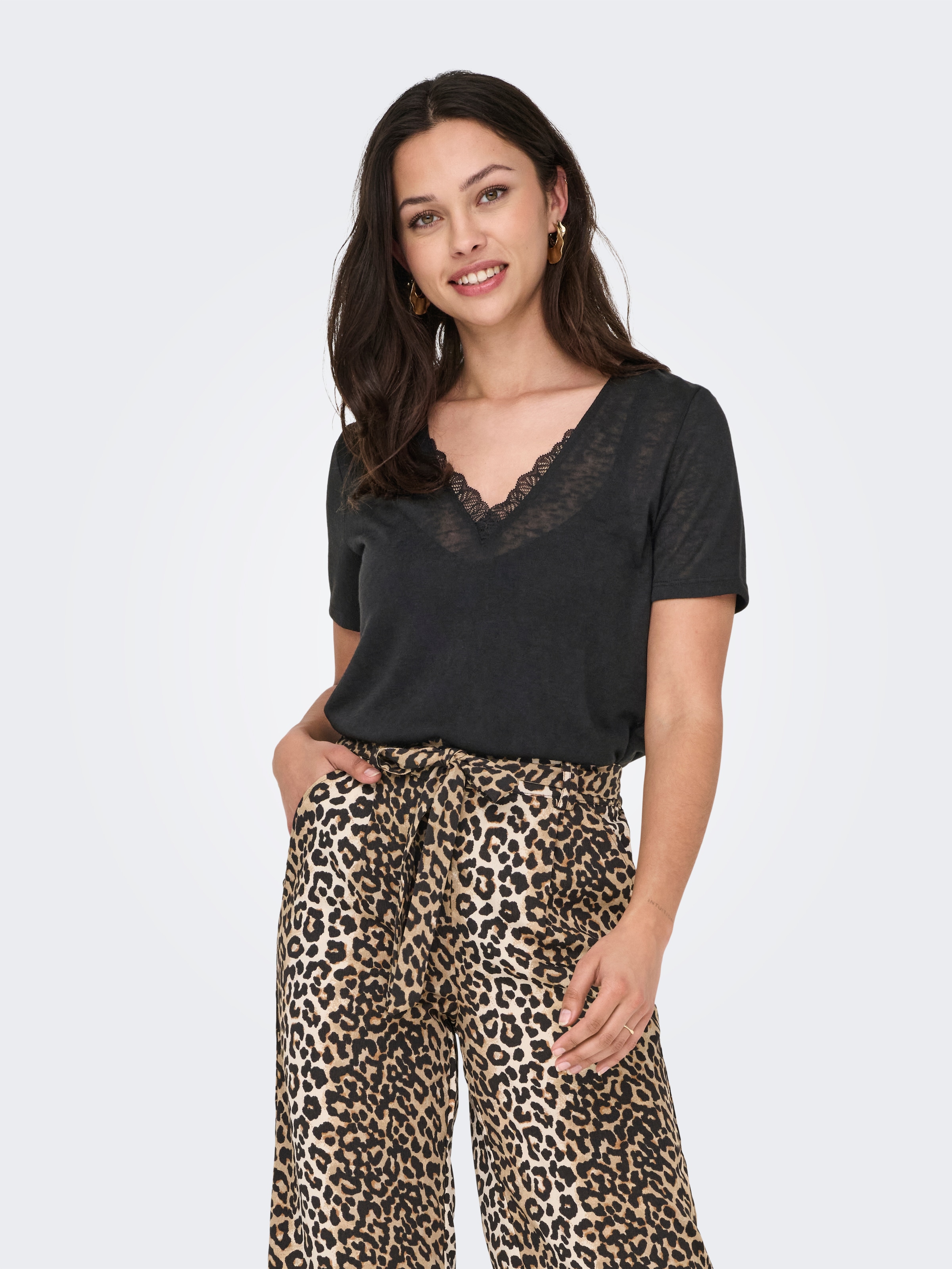ONLY V-Shirt »ONLZOLA LIFE S/S V-NECK LACE TOP JRS«