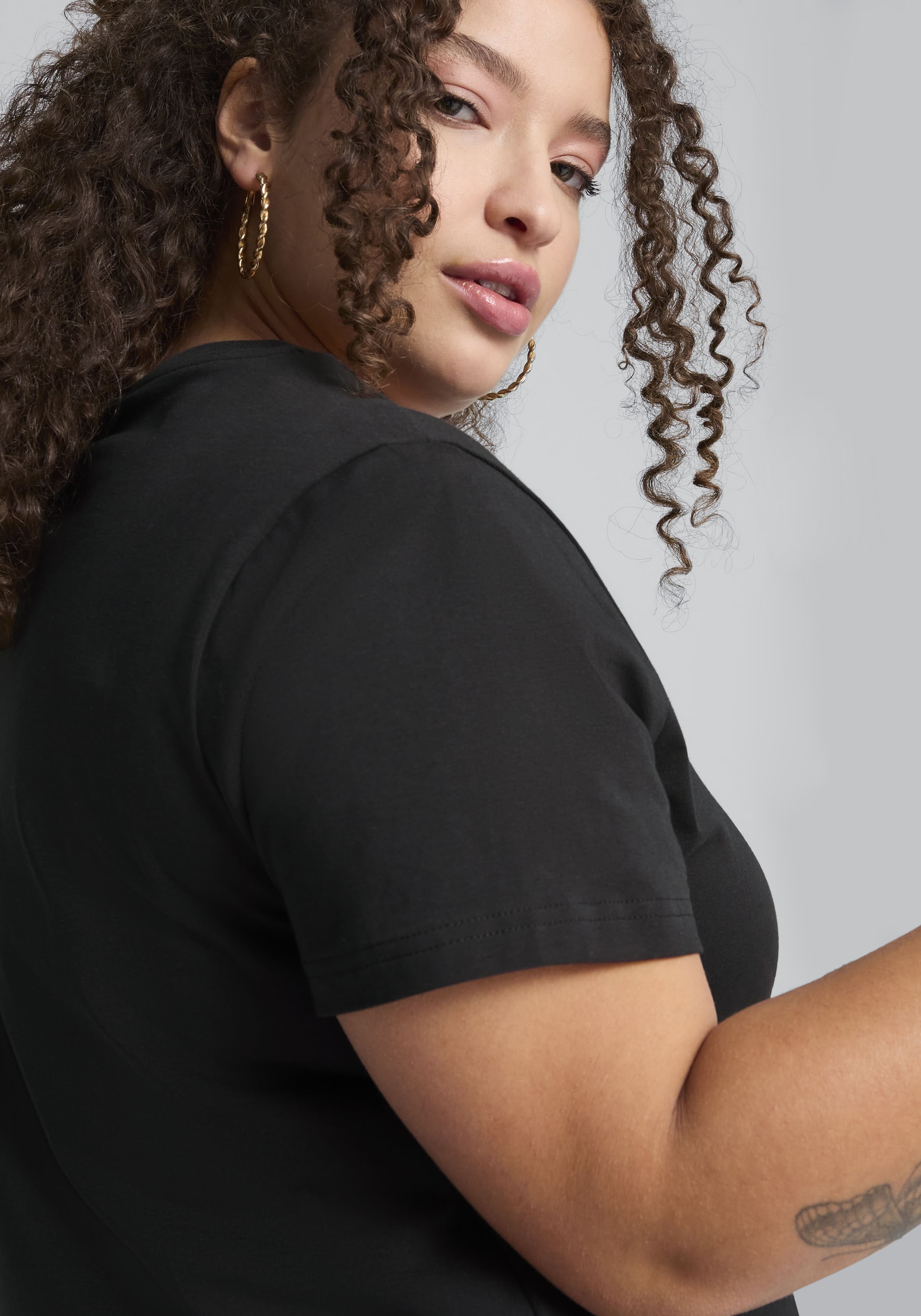 PUMA Shirtkleid »ESS SMALL NO. 1 LOGO SLIM DRESS« sportlicher Stil, pflegeleicht