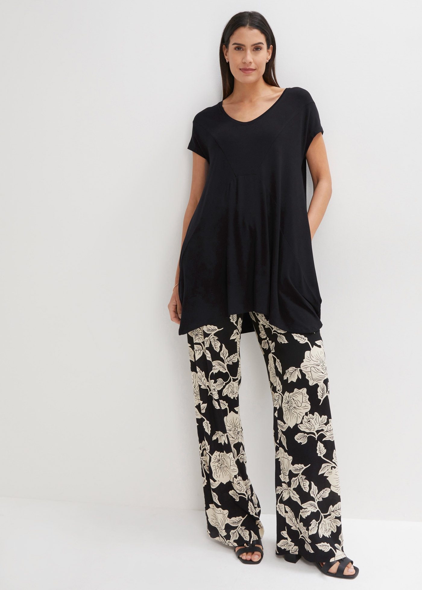 bonprix Longshirt A-Linie Passform, mit Eingrifftaschen, tiefer Rundhalsausschnitt