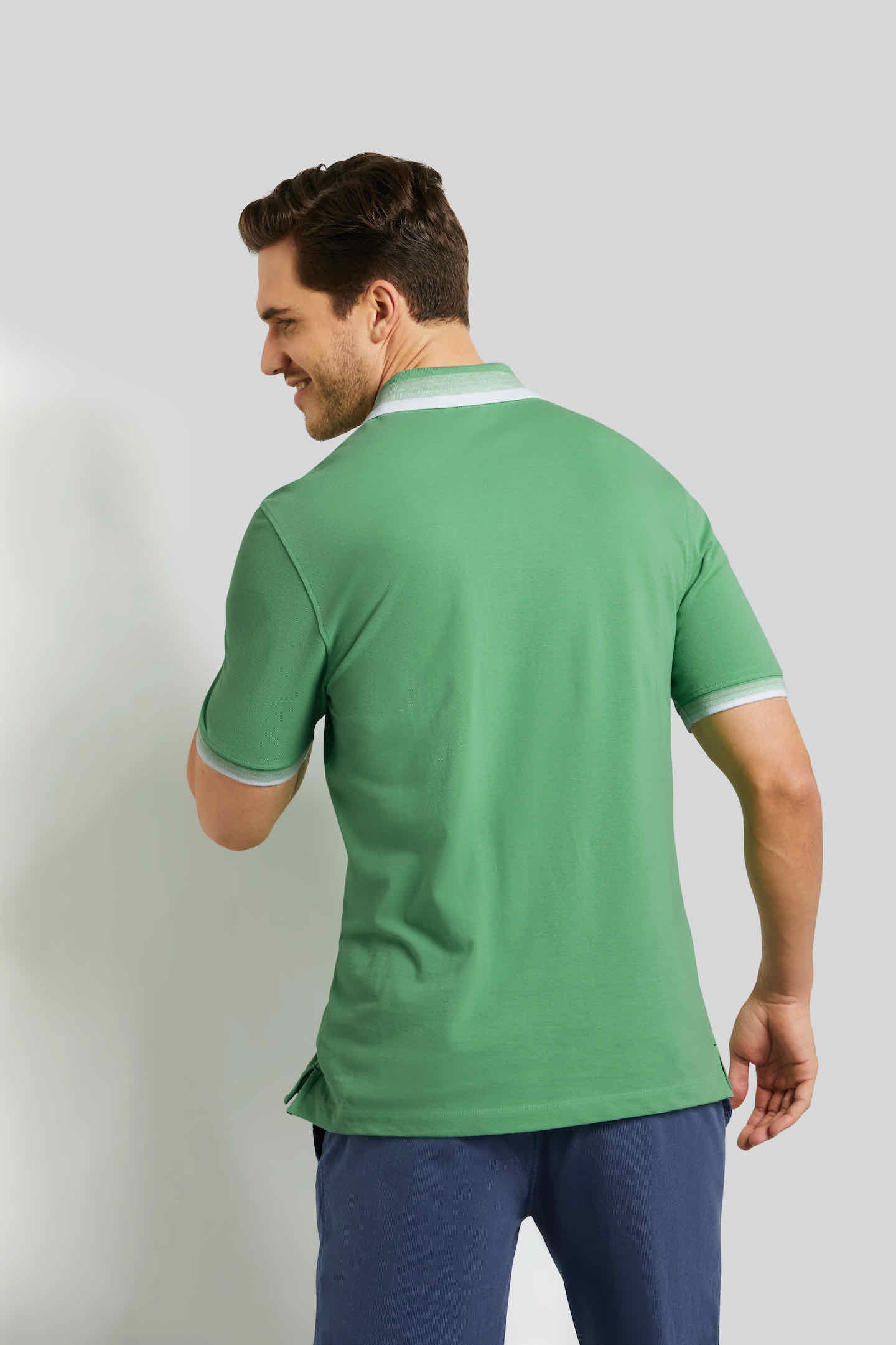 bugatti Poloshirt, mit modernem Farbverlauf am Kragen