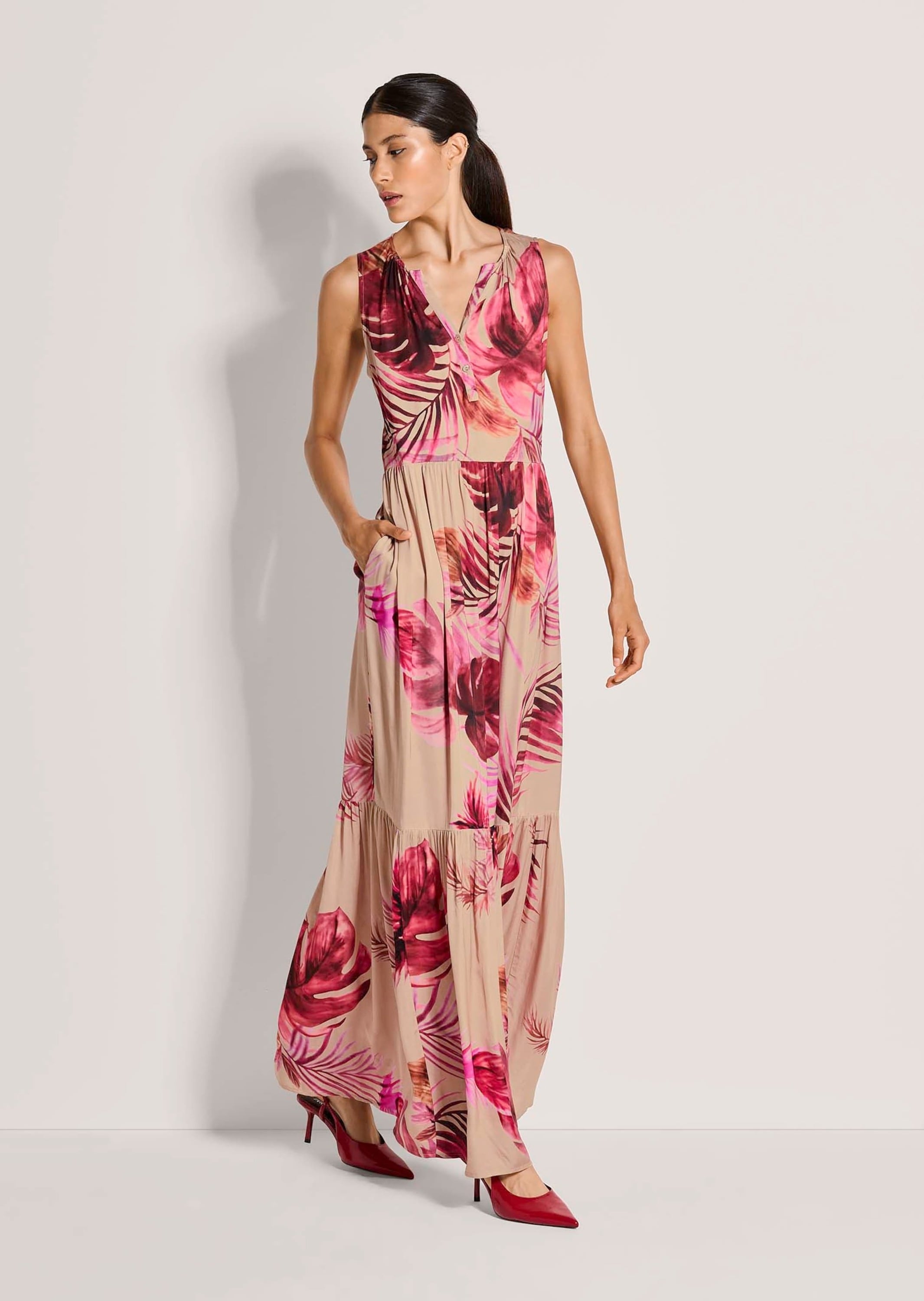 MADELEINE Midikleid »Sommerkleid Maxikleid mit floralem Print« Nahttasche Kleid mit Rundhalsausschnitt mit V-Blende und 2 Knöpfen, Rock in Stufen und Falten