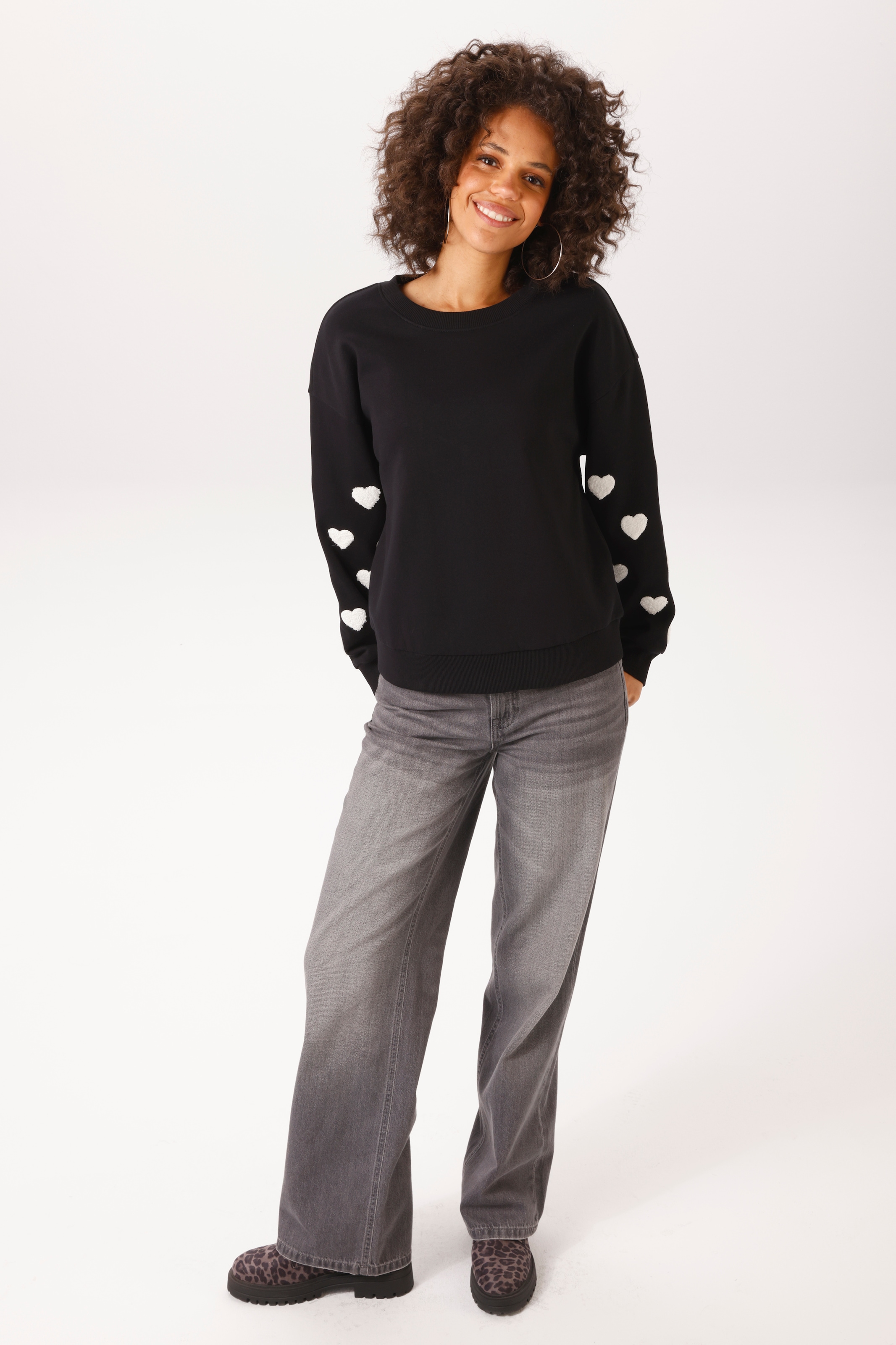Aniston CASUAL Sweatshirt , mit Frottee-Herzen in den langen Ärmeln - NEUE KOLLEKTION
